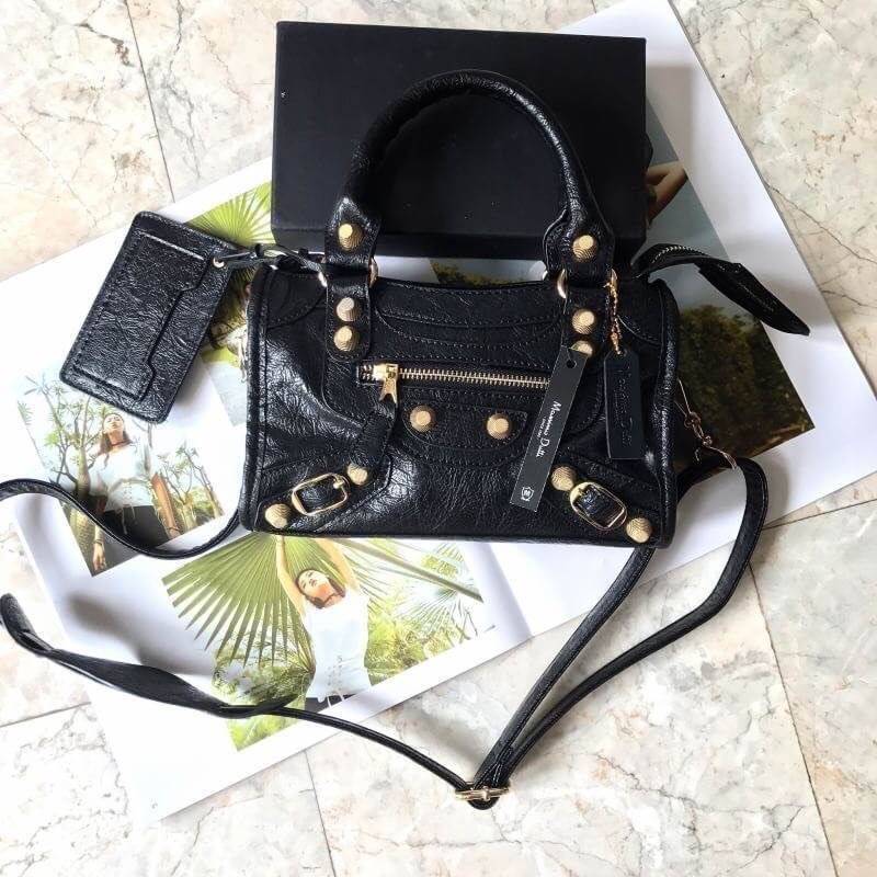 ❤️ กระเป๋าทรงสุด ฮิตจาก Massimo Dutti ขนาดมินิ สะพายแล้ว ได้ look cool มากค่า รับประกันเลย ภายในมีช่องแยกเก็บเป็นสัดส่วนดีคะ น้ำหนักเบา จุของได้คุ้มคะ มีสายยาวให้ ถือ/สะพายได้เลยคะ ใบนี้ แม่ค้าแนะนำเลย ใช้ได้ทุกโอกาส จริงๆ คะ