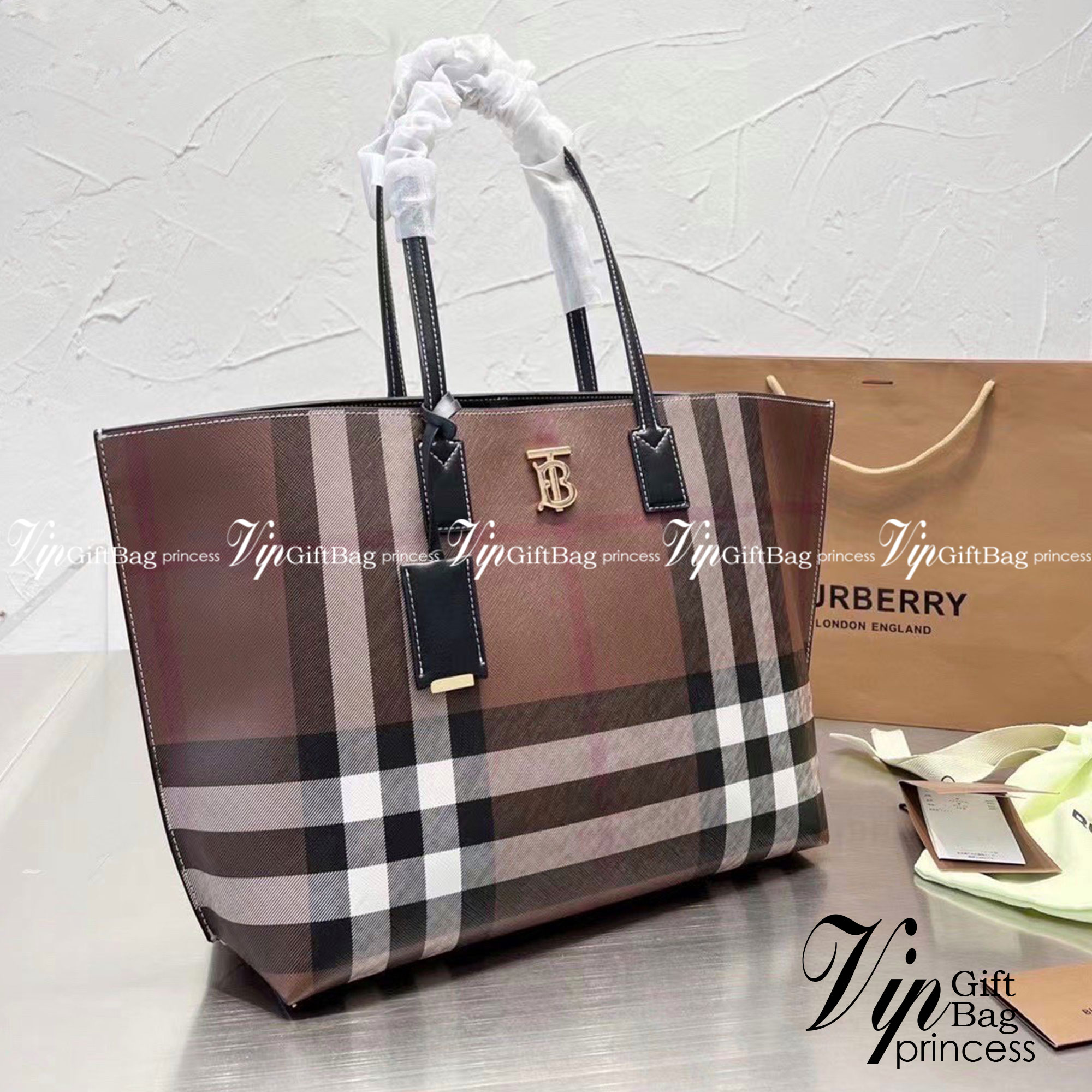 Burberry Check Leather Medium Tote / Burberry Tote Bag กระเป๋าช้อปปิ้งทรงโท้ท ใบใหญ่ หน้าติดอะไหล่แบรนด์สีทอง ช่องกว้างใช้งานง่าย ใส่ของได้เยอะเลยค่ะโดดเด่นด้วยลวดลายคลาสสิก วัสดุผ้าแคนวาส ภายในโล่งกว้างมาก ใส่ของได้สบาย หิ้วไปเที่ยวต่างจังหวัด สะพายไปต่า