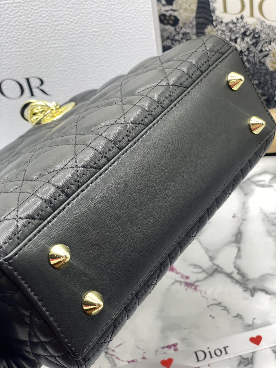 หนังแท้ DIOR LADY BAG 20cm ความสง่างามอีกหนึ่งรุ่นของ Dior รูปทรงสีเหลียม ขนาดกระทัดรัด ตั้งอยู่ทรง ฐานกระเป๋าแข็งแรง มีหมุดรองฐาน ดีไซน์ที่มีเอกลักษณ์เฉพาะตัว ด้านหน้าตกแต่งด้วยตัวอักษร D.I.R ห้อยเป็นพวงกุญแจ จะถือด้วยมือหรือสะพายไหล่ก็ดูดีมากๆ ค่ะ