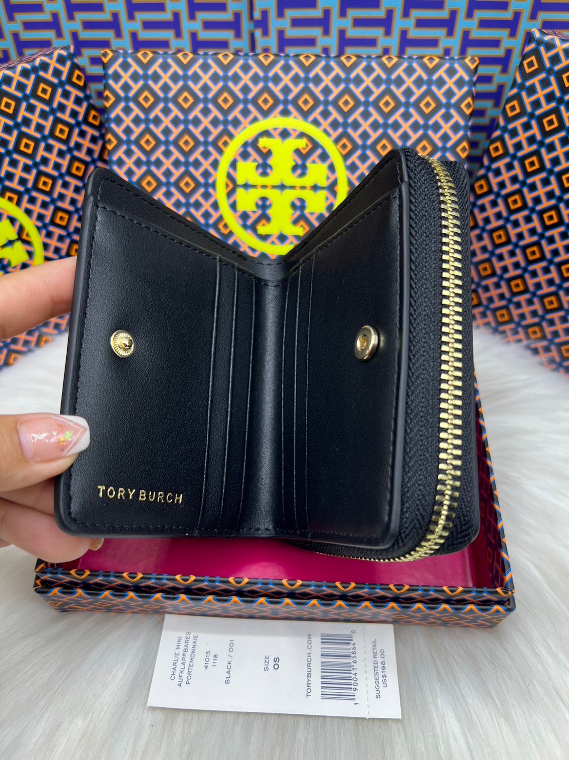 Tory Burch Charlie Mini Bi-fold Leather Wallet / Tory Wallet พร้อมส่ง กระเป๋าสตางค์ใบสั้น รุ่นใหม่ขายดี หรูหราทุกสี ดีไซน์คลาสสิค ขนาดกำลังพอเหมาะ โดดเด่นด้วยโลโก้
