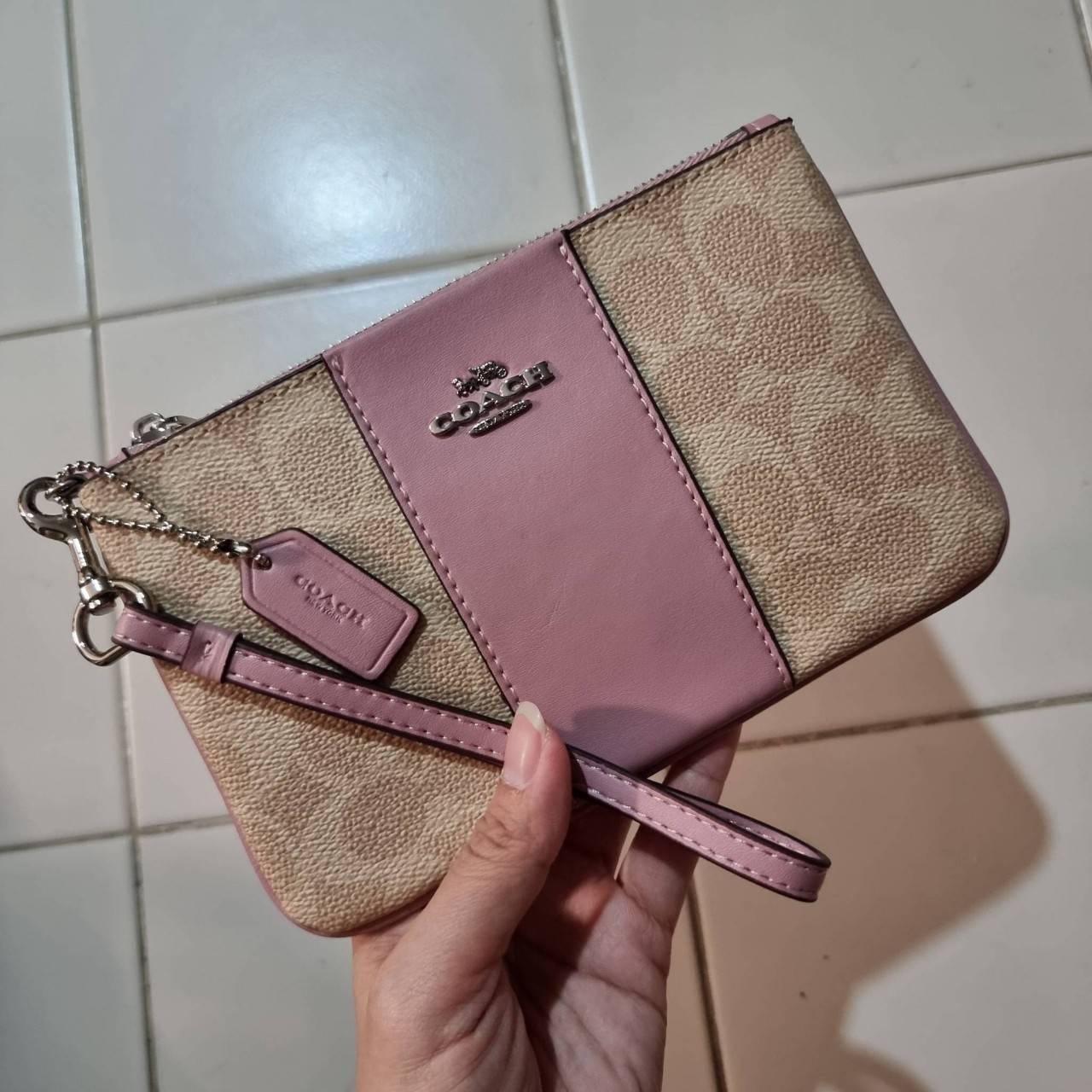 COACH 32445 SMALL WRISLET IN COLORBLOCK SIGNATURE CANVAS คอลเลคชั่นคัลเลอร์บล็อคสวยหรู ในรูปแบบกระเป๋าคล้องมือ ขนาดพกพา ไซส์กำลังสวยมากๆ พกง่ายไปเลยจ้า วัสดุหนังแคนวาส ตัดหนังแท้ ภายในโล่ง มีช่องใส่บัตร ตอบโจทย์สาวๆที่ไม่ชอบความพะรุงพะรัง พกใบนี้คือสะดวกส