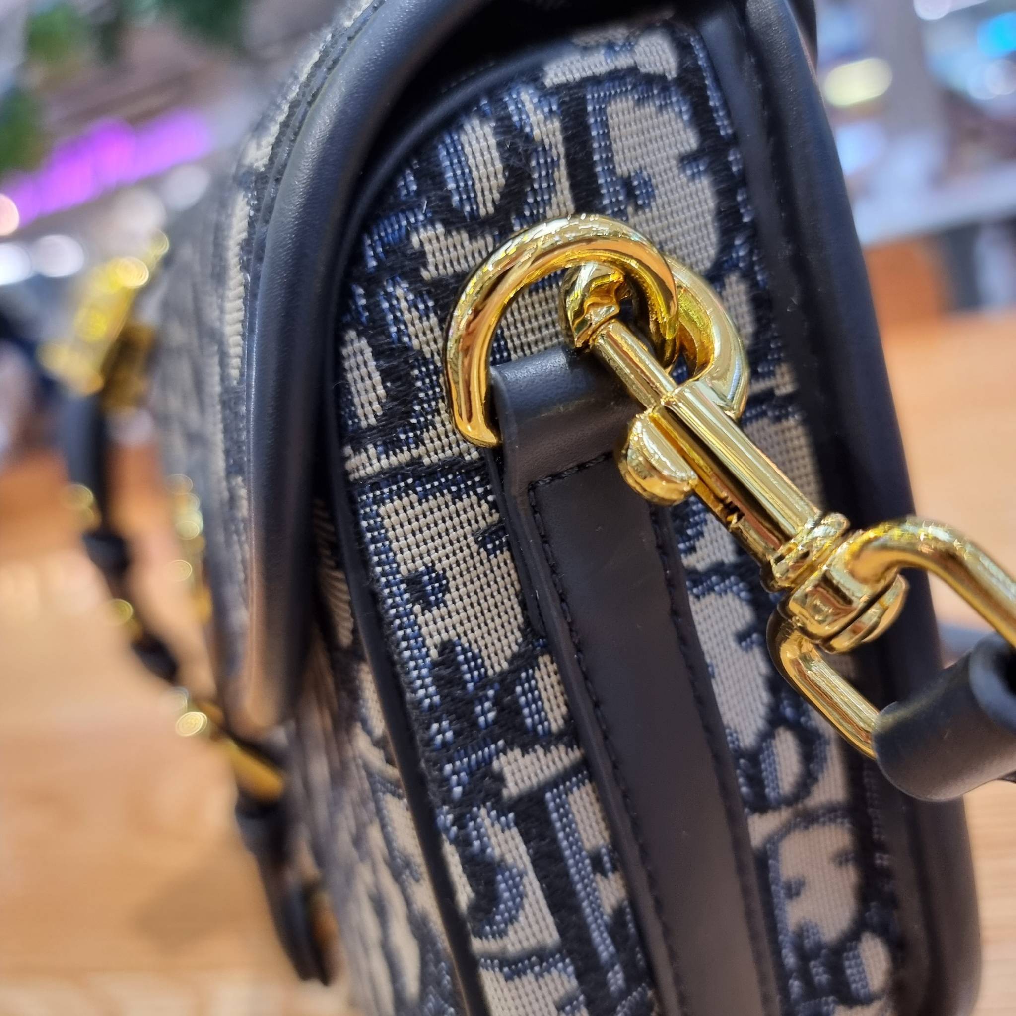 DIOR CD MEDIUM BOBBY BAG กระเป๋าสะพายข้างพรีเมี่ยมกิ๊ฟทรงสวย ดีไซน์ย้อนยุค เป็นเอกลักษณ์ไม่เหมือนใคร เปิด-ปิดด้วยกระดุมแม่เหล็ก ใช้งานง่าย อะไหล่ทองดูหรู ภายในเป็นช่องโล่ง มาพร้อมสายสะพาย crossbody ถอดออกได้ ปรับได้ จะถือเป็นคลัทช์ออกงานก็ได้ สะพายไปทำงาน