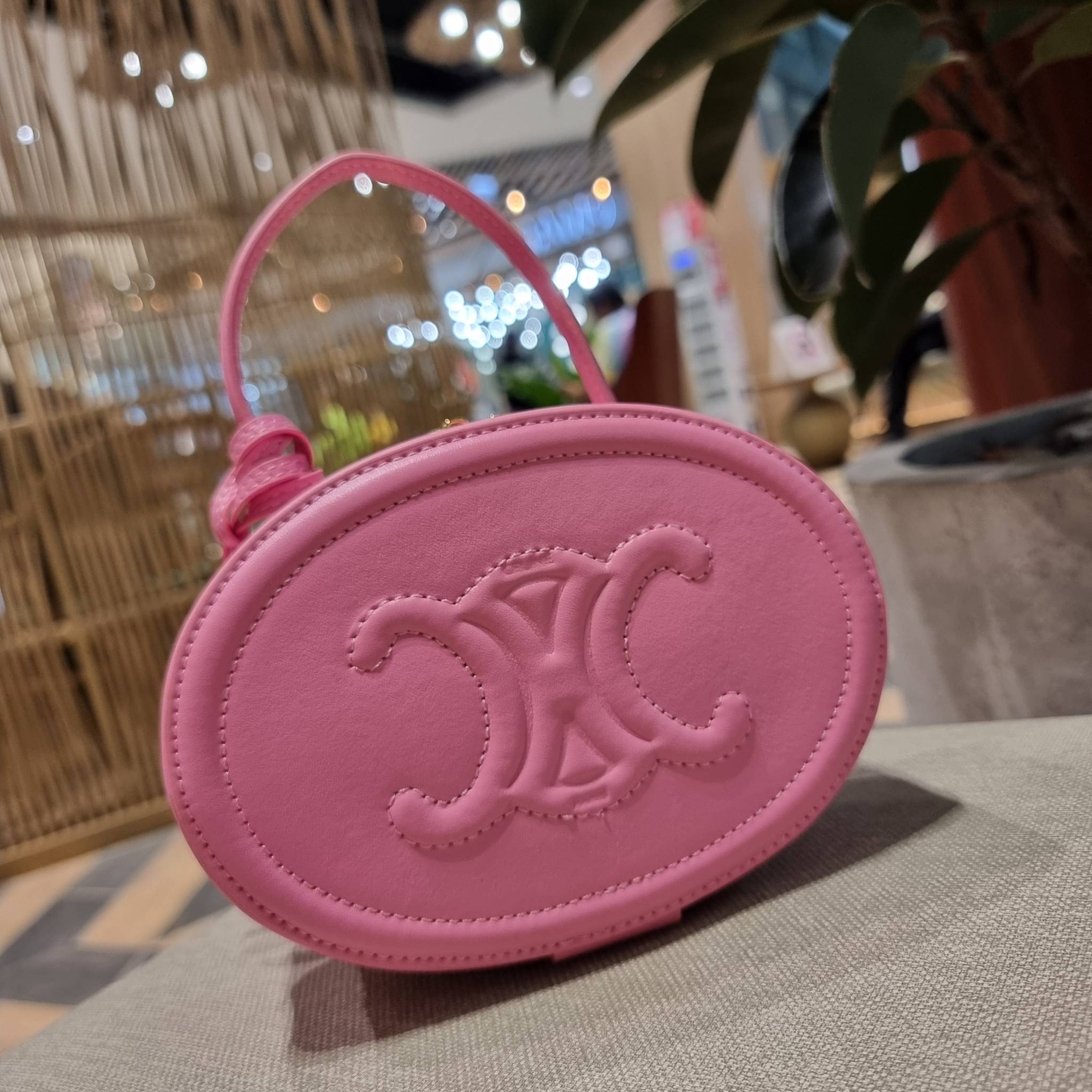 VIP 🥂 CELINE OVAL MINAUDIERE CUIR TRIOMPHE น้องน่ารักม้ากกกก!! น่ารักตะโกนไปเลย!! กับกระเป๋าทรง oval รุ่นแรร์ไอเท็ม ที่หายาก และ sold out ไปหลายรอบ!! น้องใบกะทัดรัด สำหรับสาวๆที่ชอบพกพกของแบบง่ายๆ ให้ชีวิตไม่ยุ่งยาก คล้องแขนใช้งานเก๋ๆ วัสดุหนังสัง