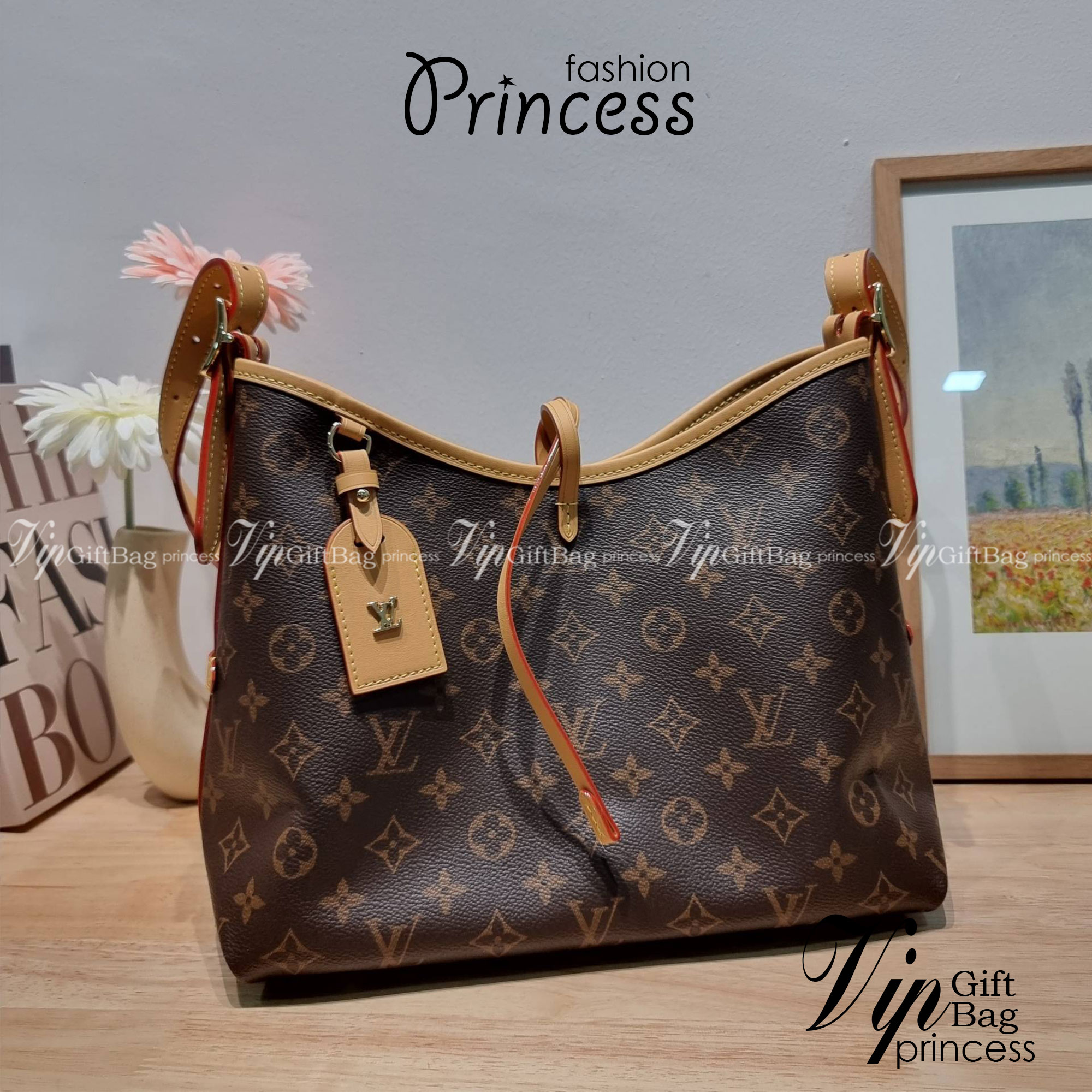 LV CARRYALL PM รุ่นลิมิเต็ดที่สาวๆตามหา กระเป๋าสะพายไหล่ทรงสวย ดีไซน์เรียบง่ายคลาสสิค หรู ดูผู้ดี รูปทรงใช้งานง่าย มาพร้อมใบลูก ไว้เก็บของจุกจิก วัสดุหนังแคนวาส ปากกระเป๋ามีสายหนังผูกกันของหล่นได้และยังมีกระดุมแม่เหล็กอีกด้วย สายสะพายถอดปรับได้ ภายในโล่งก