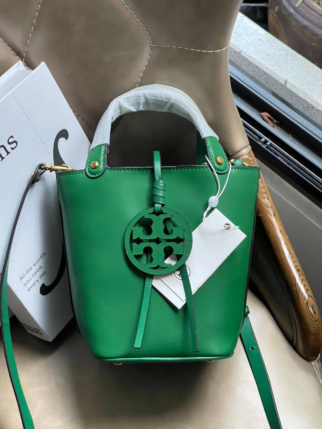 ของแท้ 💯% Tory burch miller mini bucket bag กระเป๋าทรงคลาสสิคจากTory burch มาพร้อมกับรูปทรงถัง ขนาดน่ารักกำลังดี