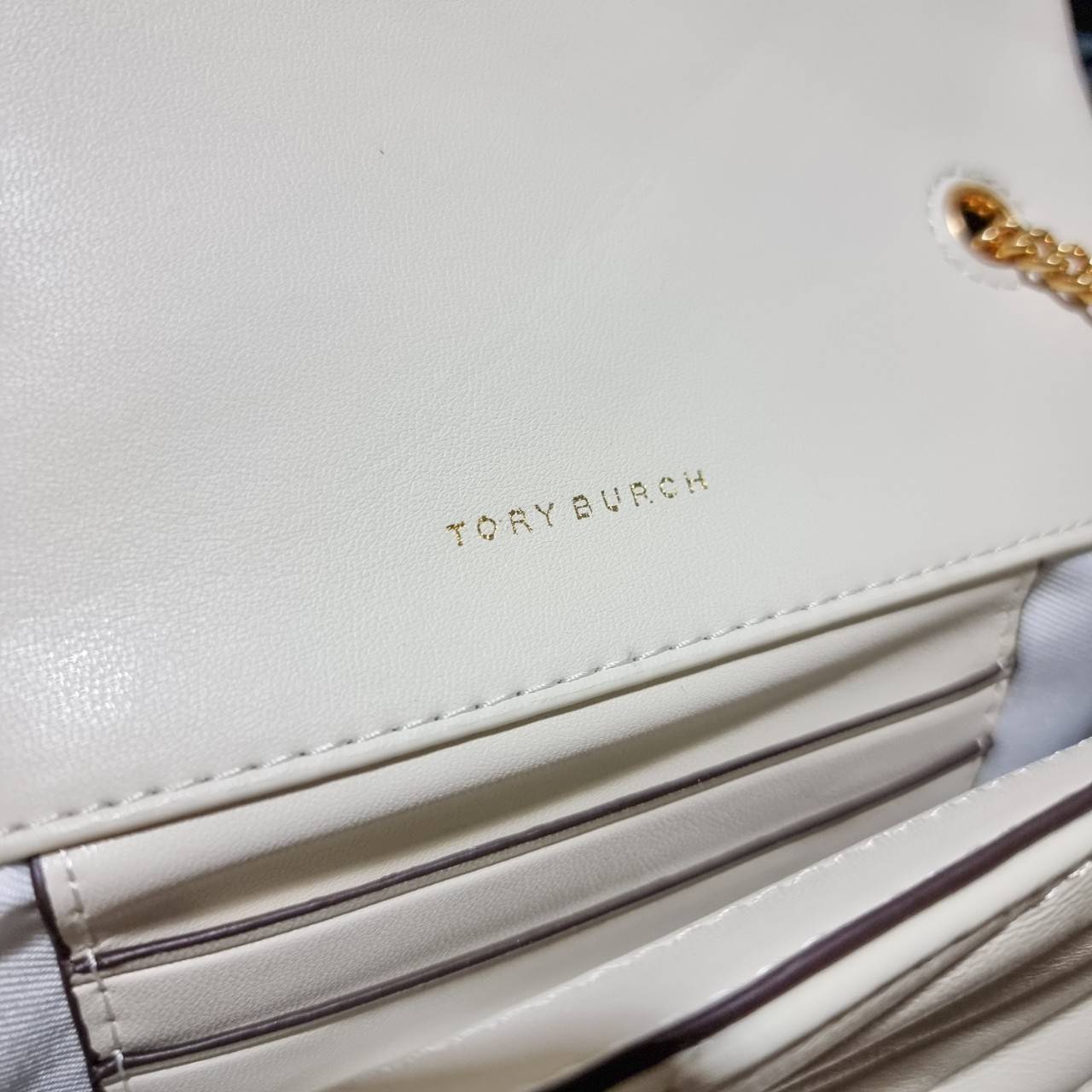 TORY BURCH KIRA CHEVRON EMBELLISHED LOGO MINI BAG ตามคำเรียกร้องจ้า!! ไซส์มินิ สะดวกใช้ พกพาง่าย สไตล์คุณหนู!! กระเป๋าสะพายข้าง ดีไซน์ทรงคลาสสิค โดดเด่นด้วยโลโก้ดีไซน์ประดับเม็ดสี เพิ่มมูลค่าและดึงดูดสายตามากขึ้น วัสดุหนังแกะ สัมผัสนิ่มมือ เปิด-ปิดด้วยกระ