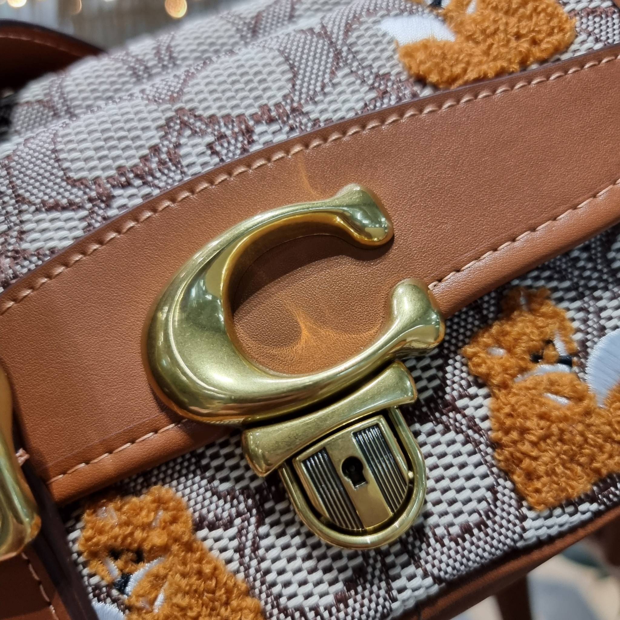 COACH C7764 STUDIO CAMERA BAG 19 IN SIGNATURE TEXTILE JACQUARD WITH CREATURES น้องเล็กใหม่สุดอีกหนึ่ง!! ขนาดเล็กกะทัดรัด มาแบบเลิศๆหรูๆมากแม่ พร้อมเทกเจอร์สุดคิ้วท์!! กระเป๋าสะพายข้างลุคไฮน์ ที่ดีไซน์ออกมาได้ปัง และดูแพงมากๆ ด้วยดีเทลคลาสสิคผสานความเป็นเอ