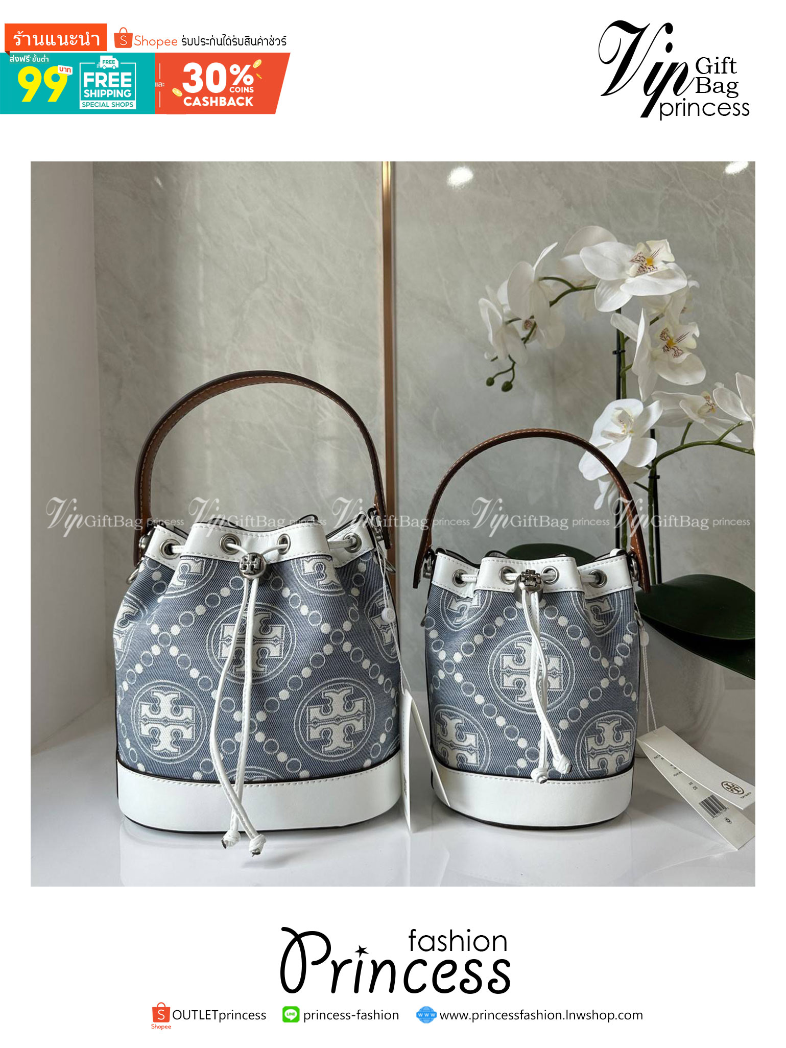 TORY BURCH T Monogram Denim Bucket Bag MEDIUM คอลเลคชั่นใหม่ รูปแบบคลาสสิค พกพาความหรูหราไปได้ทุกที่ด้วยกระเป๋าทรง Bucket ขนาดกลางและปิดด้วยเชือกรูดพร้อมโลโก้แวววาว วัสดุผ้าเดนิมแจ็คการ์ด ตัดขอบหนังแท้
