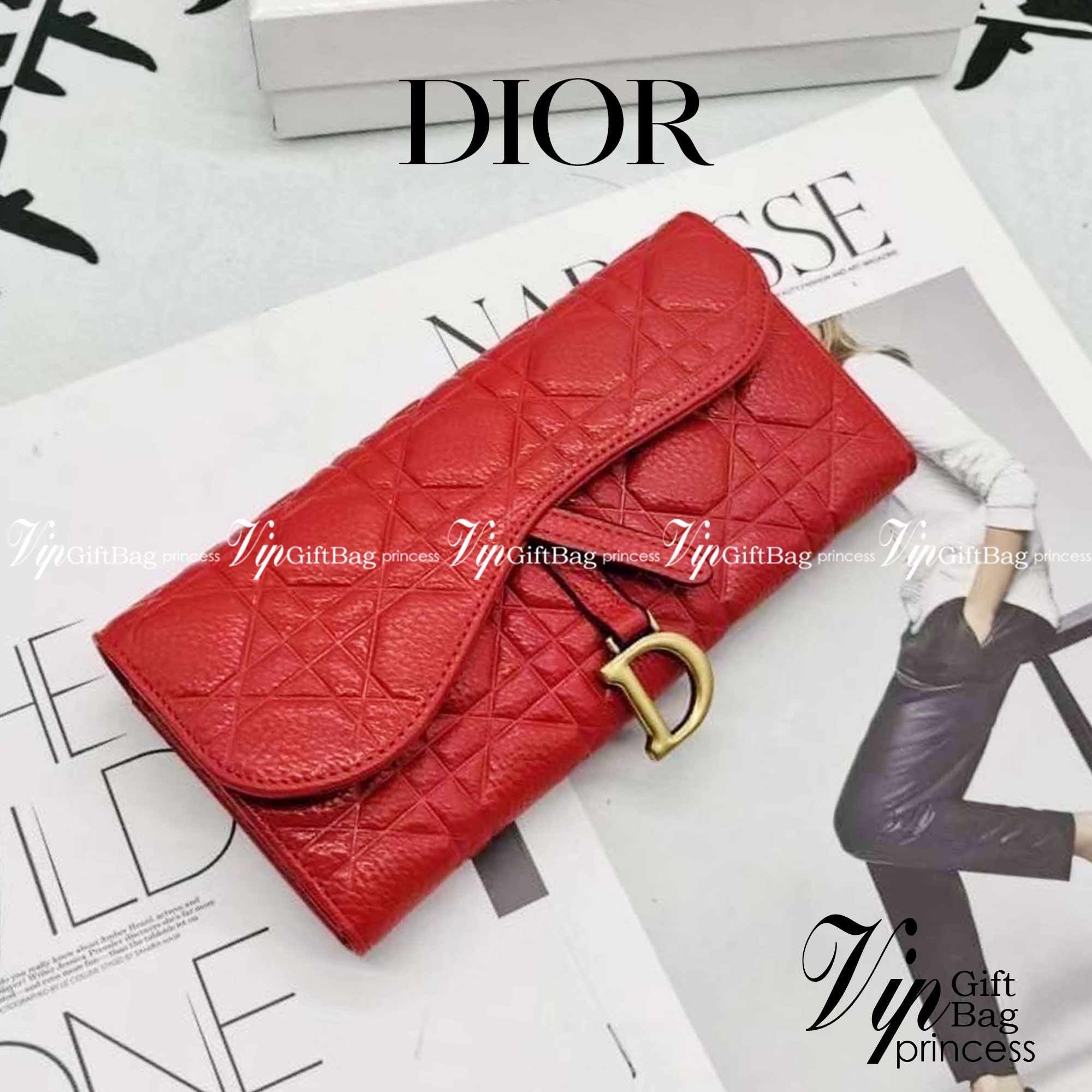 Dior Long Saddle Wallet / Dior Wallet / Dior Long Wallet กระเป๋าสตางค์ใบยาว เปิดหน้าทรงเคิร์ปอานม้า มีห้อยตัว D เอกลักษณ์ของความหรู วัสดุหนังแท้ ผสมผสานความสง่างามและคลาสสิกที่เข้ากับยุคสมัย ด้านหน้าโดดเด่นด้วยซิกเนเจอร์แบรนด์ เป็นอีกหนึ่งรุ่นที่ดาราเชเลป