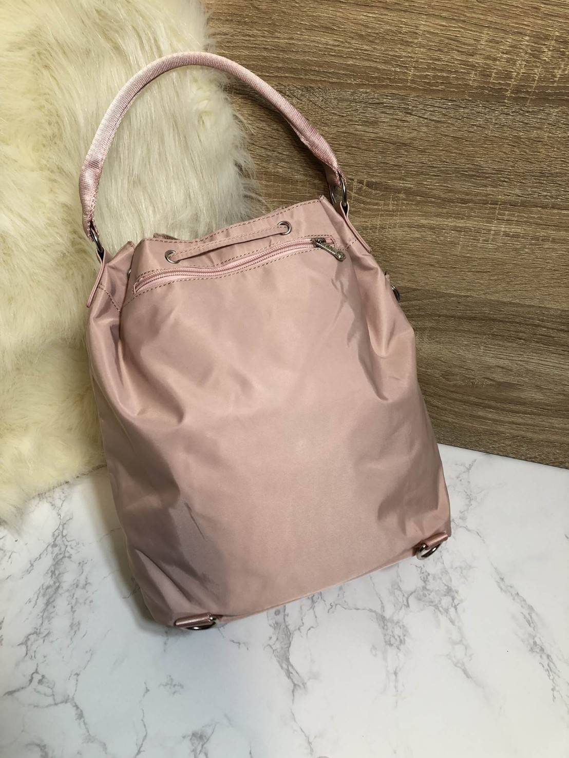 Kipling 2Way Bucket Bag กระเป๋าถือหรือสะพาย 2Way รุ่นใหม่ทรงขนมจีบวัสดุ Nylon & Polyester 100% น้ำหนักเบา ถือและสะพายได้หลายแบบจะใช้สายยาวสะพาย Crossbody หรือใช้สายคู่สะพายหลังแบบเป้ก็ดูดี หูจับถนัดมือสะพายไหล่ได้ เปิดปิดแบบ Drawstring พร้อมกระดุมแม่เหล็ก