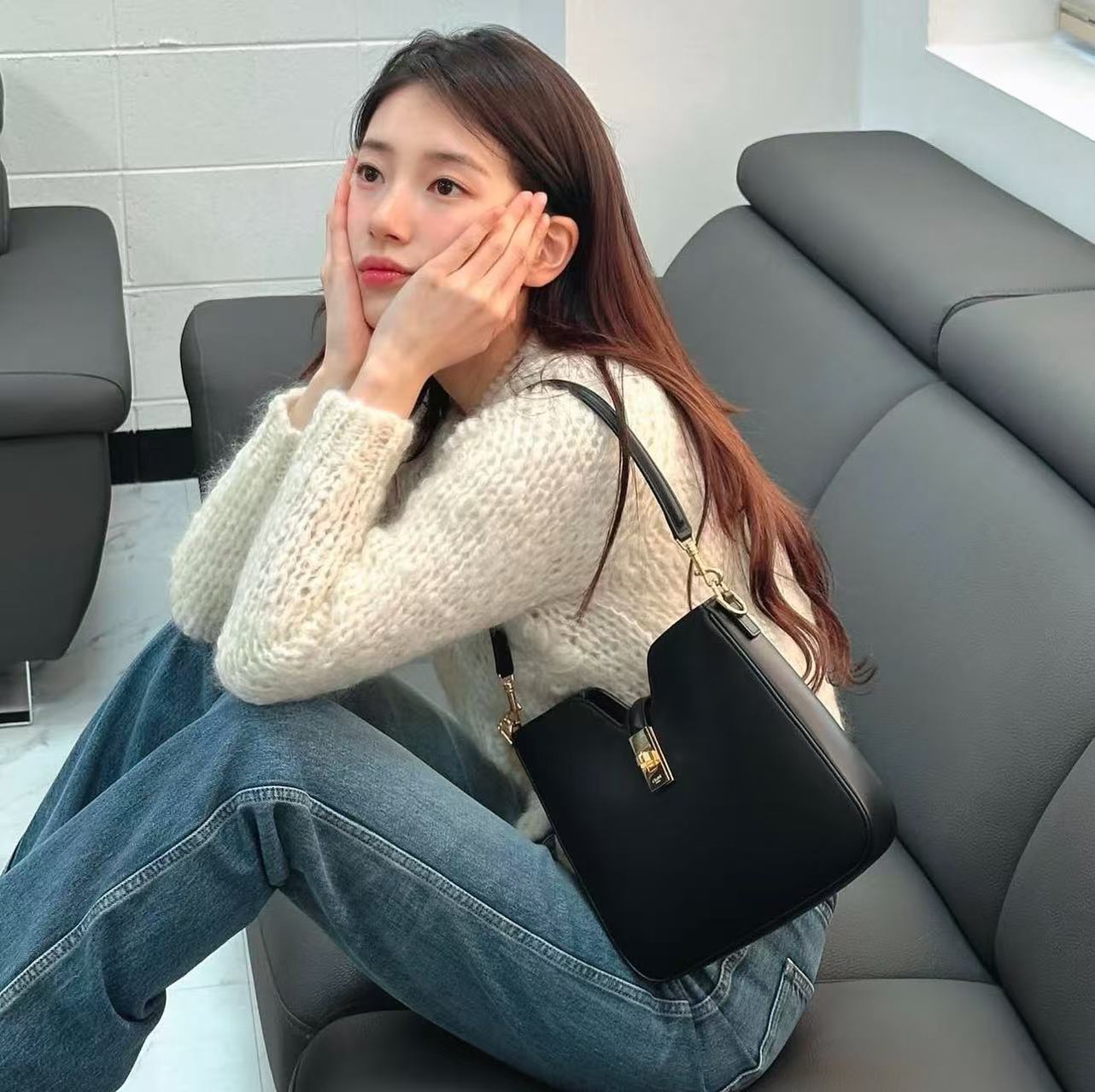 ORI หนังแท้ | CELINE SMALL CAMILLE 16 SOFT BAG IN SMOOTH LEATHER กระเป๋าสะพายรุ่นใหม่ล่าสุดของไลน์ 16 soft รูปทรงแบบโฮโบที่มาพร้อมดีไซน์ที่ใช้งานได้จริง หรูหราและโดดเด่น ฝาพับหนังกับตัวปิดแบบ Turnlock สีทองรูปทรงคล้ายอัญมณี