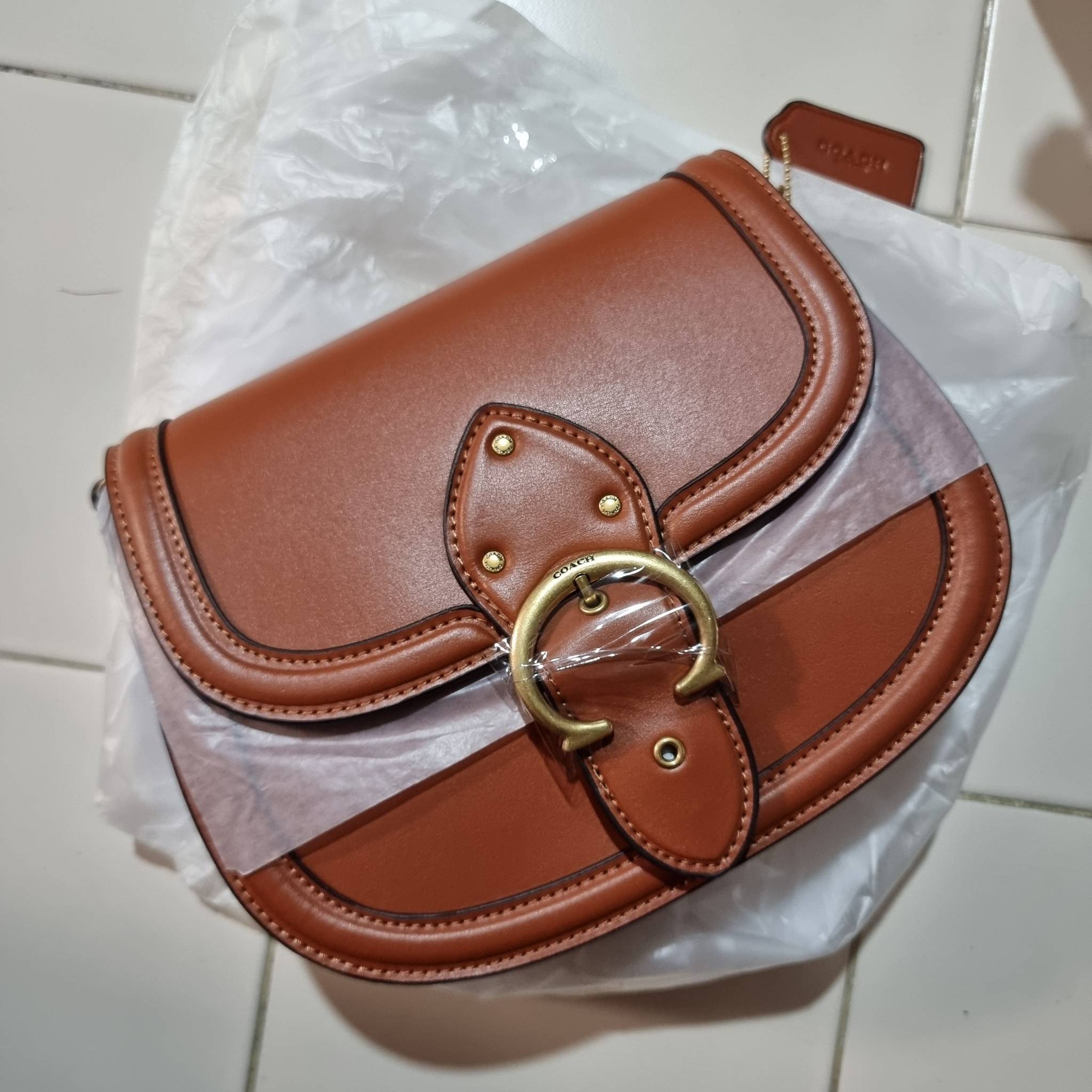 COACH C0749 BEAT SADDLE BAG The best item! ที่สาวๆรอคอย! ฮอตไฟลุก! สีหายาก ละมุนคุณหนู คอลเลคชั่นใหม่ ดีไซน์หรูหรา พิเศษมากๆมาพร้อมสายสะพาย 2 เส้น ใช้คู่กันหรือแยกสะพายก็สวยครบสูตร กระเป๋าสะพายทรง saddle คลาสสิค วัสดุหนัง glove-tanned ทนทาน เปิด-ปิดด้วยกร