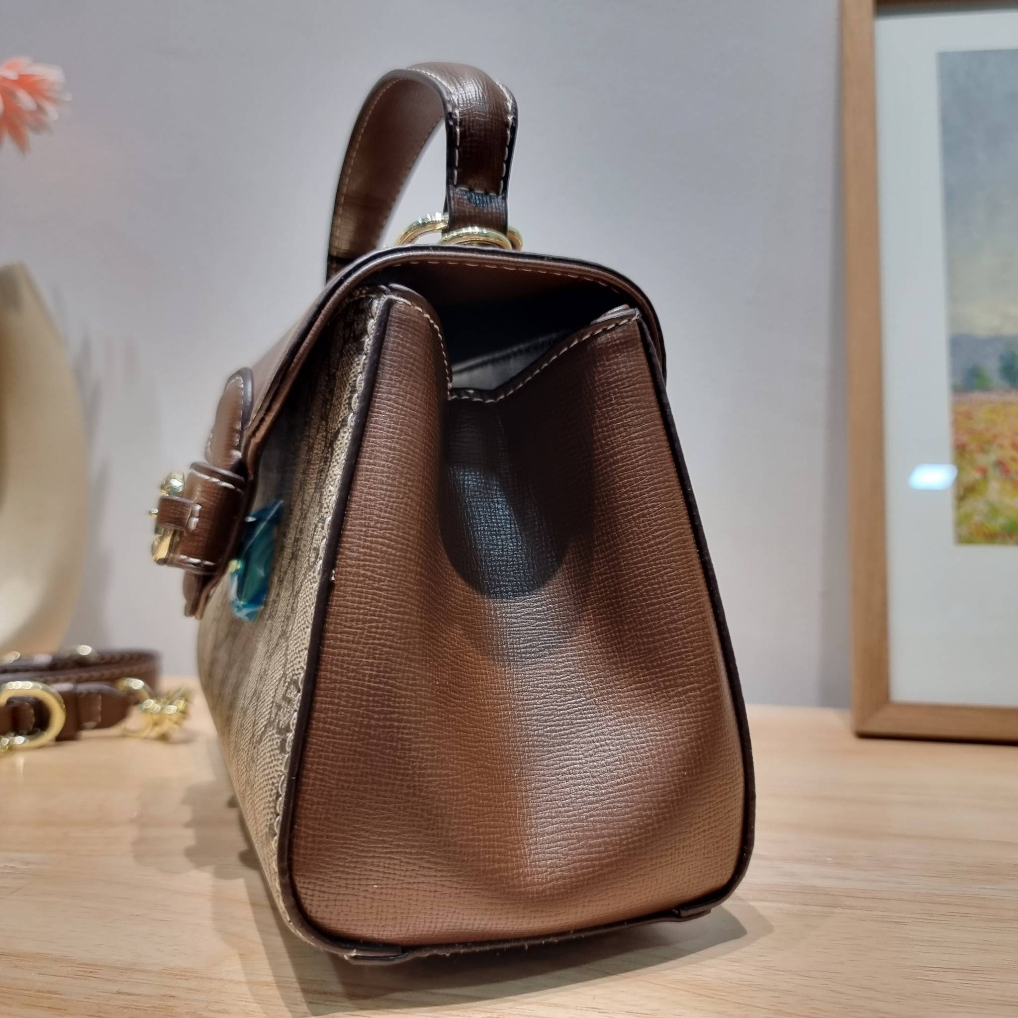 Gucci Horsebit 1955 mini bag / GG VINTAGE CROSSBODY BAG ใหม่จากพรีเมี่ยมกิ๊ฟสุดคุ้ม กระเป๋าสะพายข้าง สวยย้อนยุค ดีไซน์วินเทจแฝงความหรู วัสดุหนังแคนวาส เปิด-ปิดด้วยกระดุมแม่เหล็ก ภายในโล่งกว้าง แบ่งสัดส่วนไว้อย่างดี สายสะพายมีให้ 2 ถึงแบบ สลับใช้ได้ไม่มีเบ