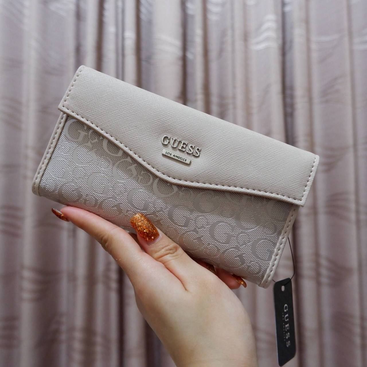 GUESS FACTORY WOMEN'S WALLET กระเป๋าสตางค์ใบยาว3พับดีไซน์สวยรุ่นใหม่ล่าสุดวัสดุหนังนิ่ม ปั๊มลายคมชัด ด้านหน้าประดับโลโก้แบรนด์สวย เปิดปิดด้วยฝาบนเปิด/ปิด ภายในมีทั้งช่องใส่รูป ช่องใส่ธนบัตร แบงก์พัน และช่องใส่บัตรหลายช่องแยกเป็นสัดส่วน ภาพถ่ายจากสินค