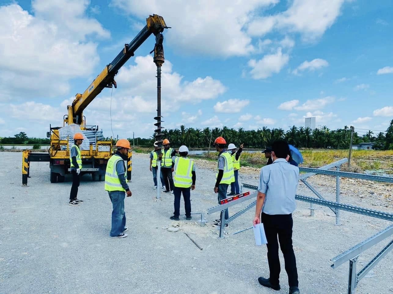 รับงานติดตั้งโซลาร์ฟาร์ม (Solar Farm)