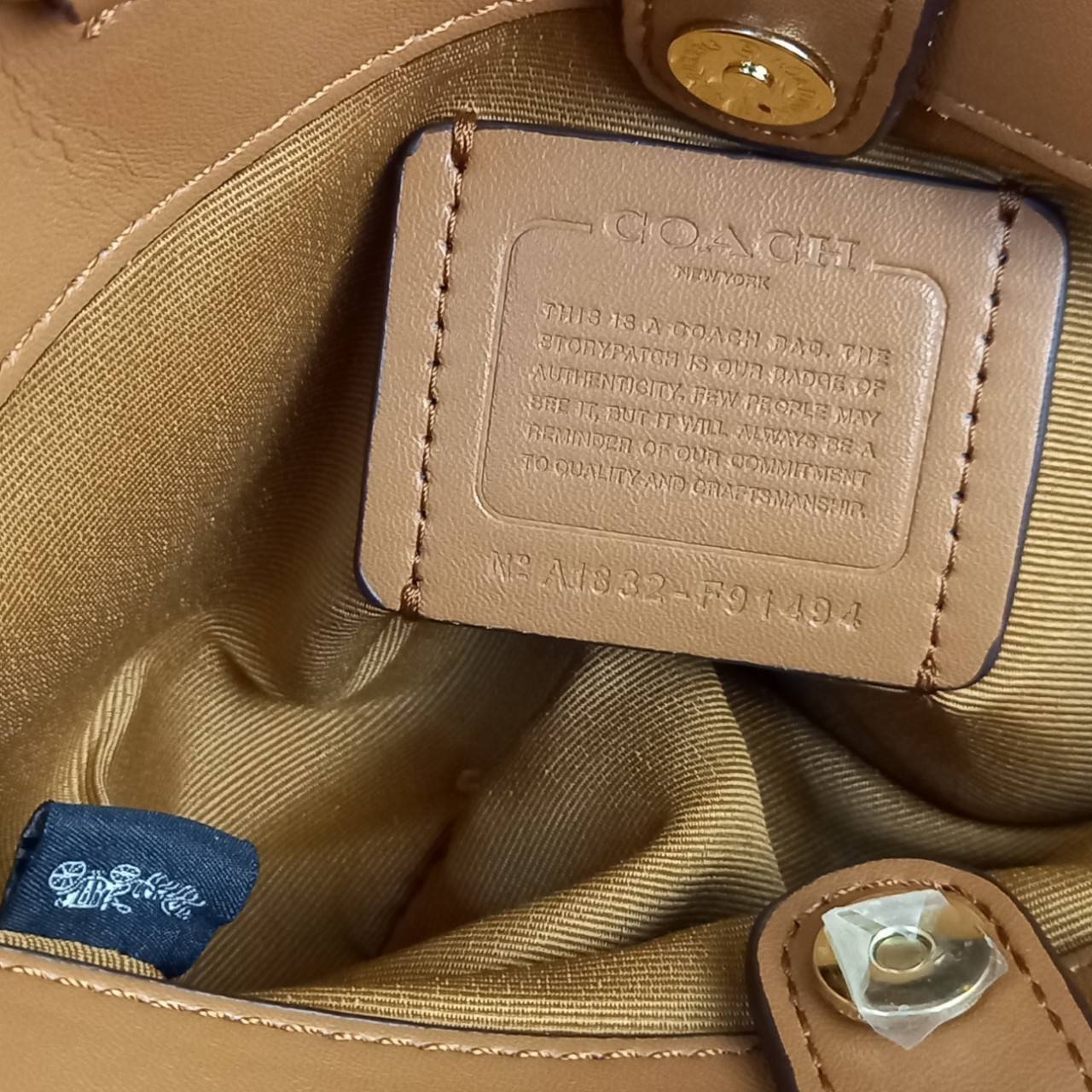 หัวใจจะวาย!! ละมุนมาก ลุคคุณหนูสุดๆ COACH MINI LILLIE CARRYALL (COACH F91494)🌺 ใช้ดีจนต้องบอกต่อ อีกแล้วจ้า ใครๆก็ถามหา😍>>>ทรงถัง รุ่นใหม่ 10 นิ้ว ขนาดกำลังดี เหมาะมือมาก มี 3 ช่องด้านใน ช่องกลาง เปิด-ปิด ด้วยซิป ส่วน 2 ช่องด้านข้