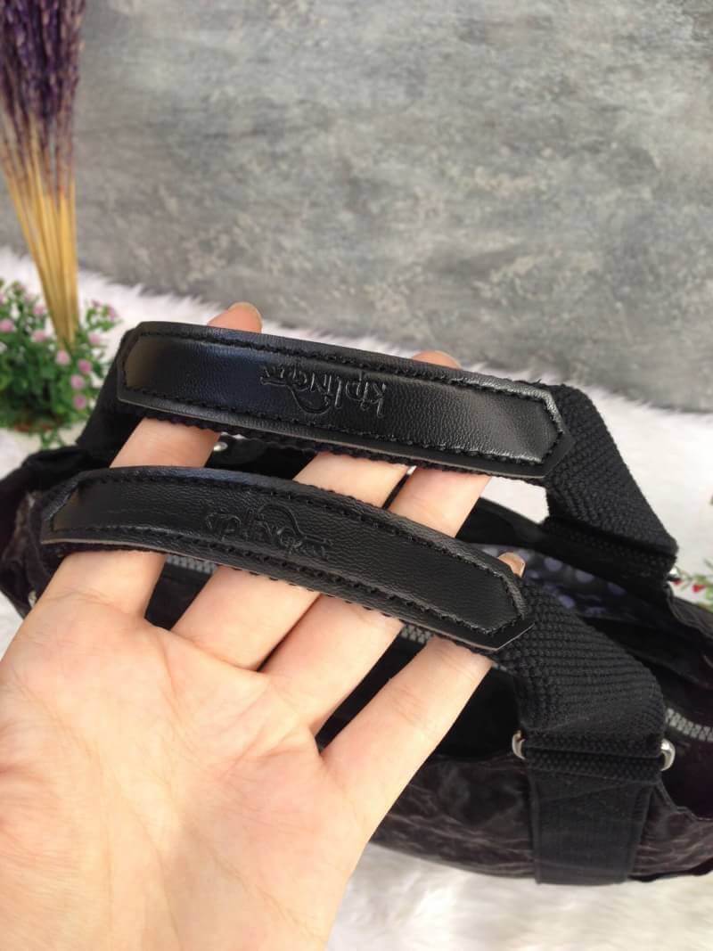 Kipling รุ่น Cicele กระเป๋าสะพายไหล่ใบใหญ่ สวยน่ารัก ตัวกระเป๋าด้านในเป็นช่องโล่งแบบปิดเปิดด้วยซิป มีช่องซิปด้านใน ด้านข้างกระเป๋า มี 2 ช่อง ปิดเปิด ด้วยเทป พร้อมที่ใส่โทรศัพท์ ปากกา และ MP 3 ในส่วนด้านใน และ ด้านข้างกระเป๋า ซ้าย-ขวา เป็นช่องขนาดเล็กสำหรั