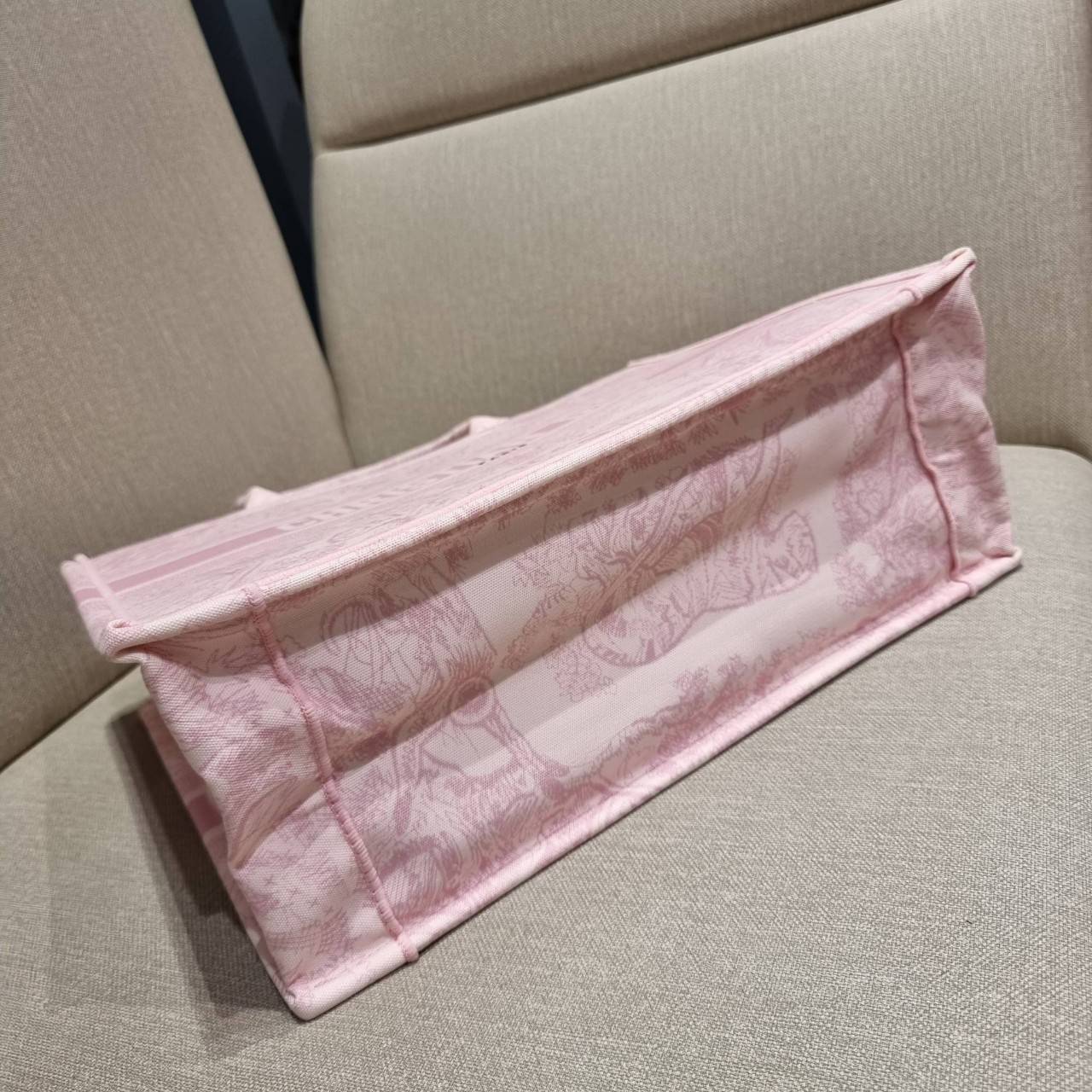 VIP 】HOT ARRIVAL!! DIOR CD SHOPPING BAG WITH GWP กระเป๋าทรงช้อปปิ้งใบใหญ่ จุใจ!! พรีเมี่ยมกิ๊ฟรุ่นดับเบิ้ลฮอต ดีไซน์คลาสสิควินเทจ สวยหรู วัสดุผ้าแคนวาสลายกราฟฟิค ภายในโล่งกว้างมากๆ ใส่ของจุสุดๆ โน้ตบุ้ค ไอแพด กระเป๋าสตางค์ มือถือ หรือเสื้อผ้ายังได้ สะพายค