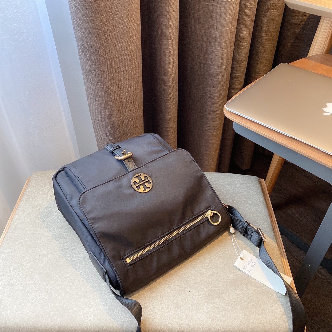 ของแท้ 💯% TORY BURCH NYLON CROSSBODY BAG กระเป๋าสะพาย แบบ CROSSBODY วัสดุ NYLON ทั้งใบตัดด้วยหนังลาย SAFFIANO เปิดปิดแบบฝาพับปลอดภัย มีข้องใส่ของใหญ่จุใจ