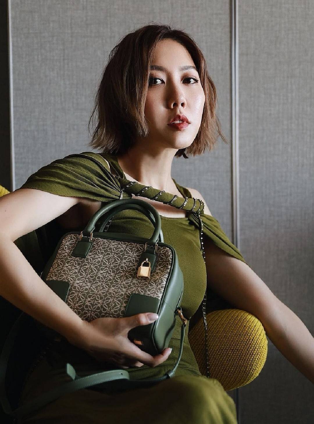 LOEWE ANAGRAM BAG VIP GIFT WITH PURCHASE (GWP) พรีเมี่ยมกิ๊ฟ Limited จาก LOEWE PERFUME DUTYFREE ไอเท็มใหม่! ดีไซน์สวยหรูคงเอกลักษณ์ด้วยวัสดุ Anagram Canvas Jacquard Fabric ผสมผสานหนังแท้ Calfskin ลงตัวสุดคลาสสิค เปิดปิดด้วยซิปแบรนด์อะไหล่ทองขนาดกำลังดี น้