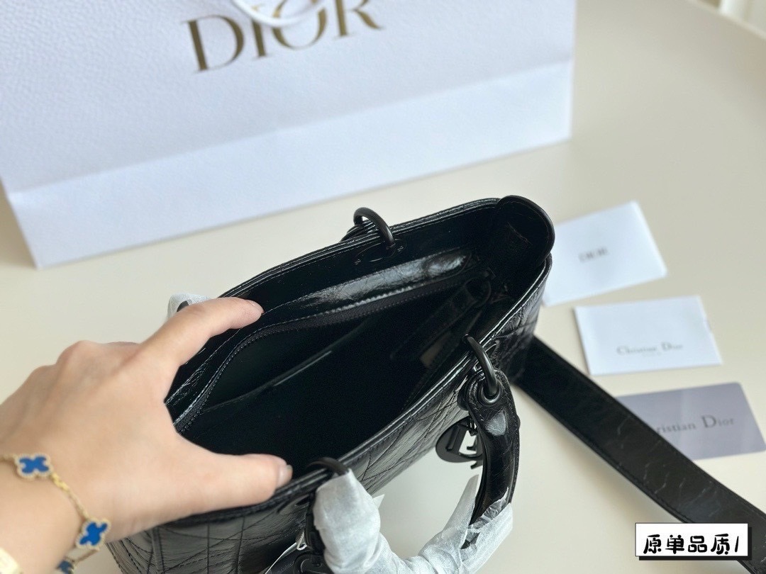 DIOR Lady D-Sire My ABCDior Bag Macrocannage Crinkled Leather กระเป๋าสะพายซีซันใหม่ ดีไซส์หนังย่น โทนดำทั้งใบสวยหรูคลาสสิก เกรดออริ 1:1 ใช้งานต่างประเทศได้