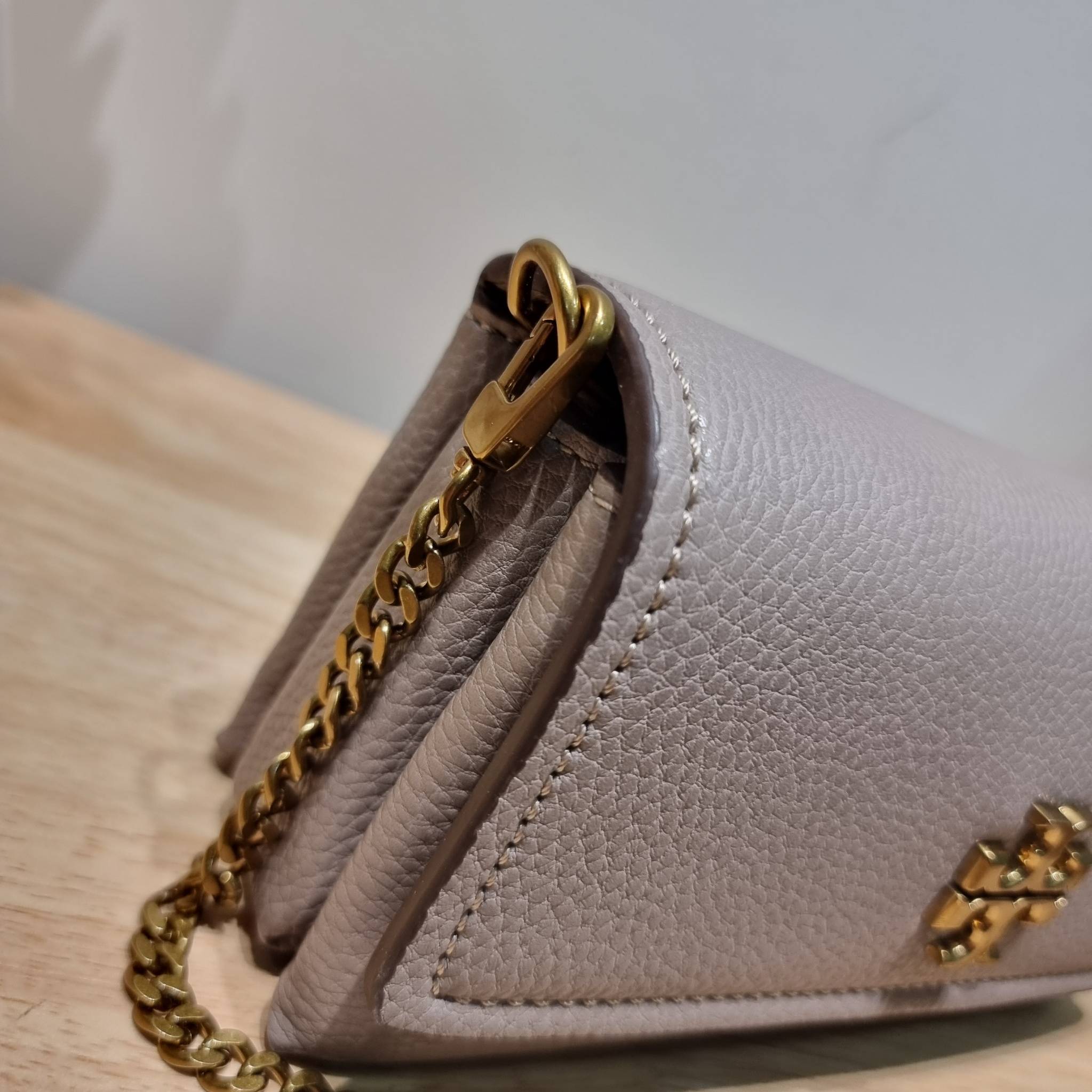 TORY BURCH LIMITED-EDITION MINI BAG รุ่นลิมิเต็ด ที่ sold out ไปแล้วหลายช็อป มีมาให้ช้อปที่นี่! กับกระเป๋าสะพายข้างทรงผู้ดี ไซส์มินิ ที่ผลิตมาในจำนวนจำกัด โดดเด่นด้วยอะไหล่ทองคลาสสิคหรูหรา และสายสะพายโซ่สลับหนัง ทำให้สะพายได้โดยไม่เจ็บไหล่