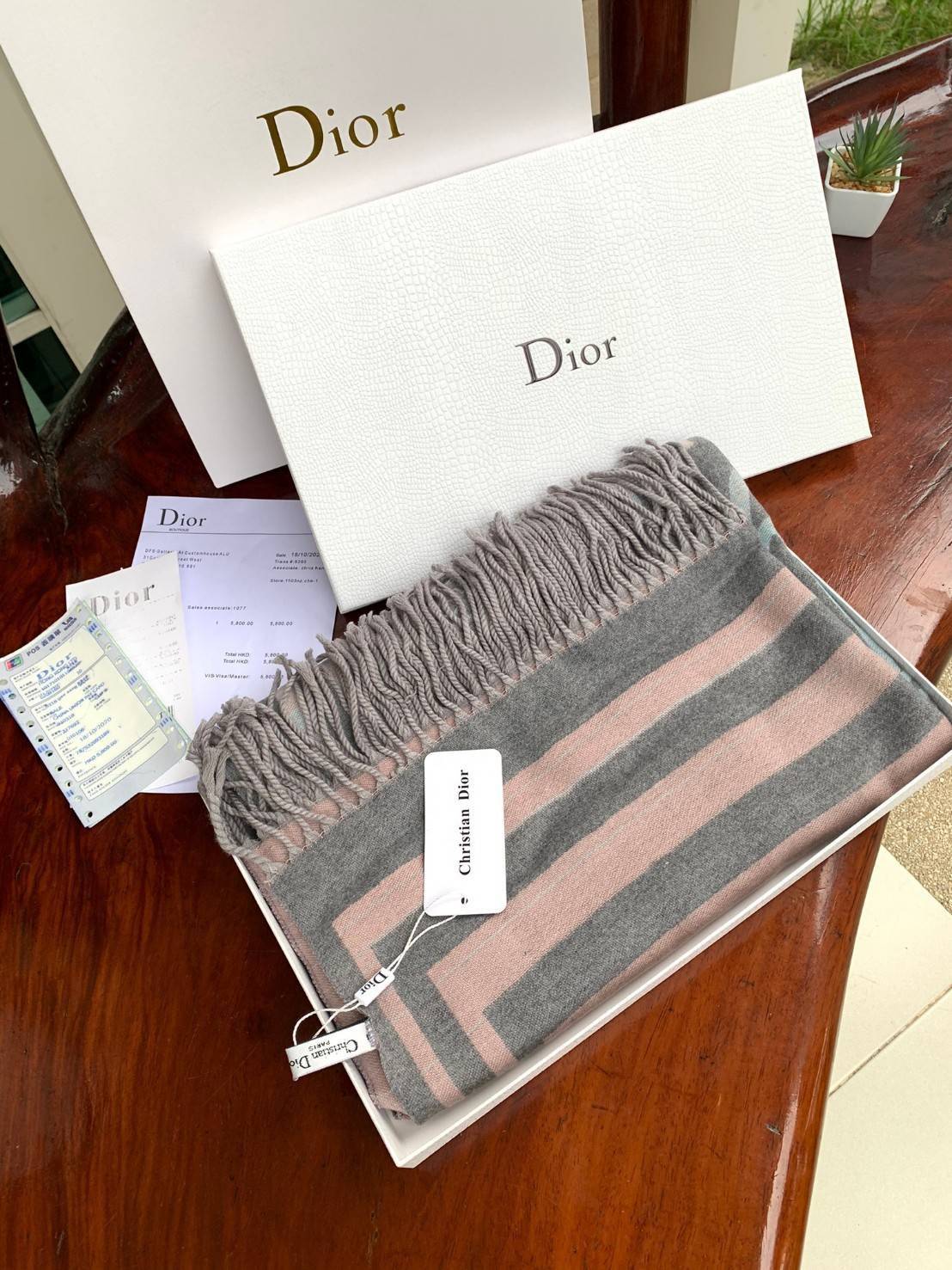 CHRISTIEN DIOR PARIS SILK SCARF สุดเอ็คเซ็คคลูทีฟกับแบรนด์ดังจากปารีส ด้วยงานพรีเมี่ยมกิ้ฟ ส่งมอบความรู้สึกดีๆให้กับคนที่คุณรัก ในรูปแบบผ้าพันคอและผ้าคลุมไหล่ผืนใหญ่ให้ความอบอุ่น ถักทอด้วยผ้าcashmere สีสันสุภาพเข้าได้กับเสื้อผ้าทุกเฉดสี มาพร้อมกล่องแบรนด์