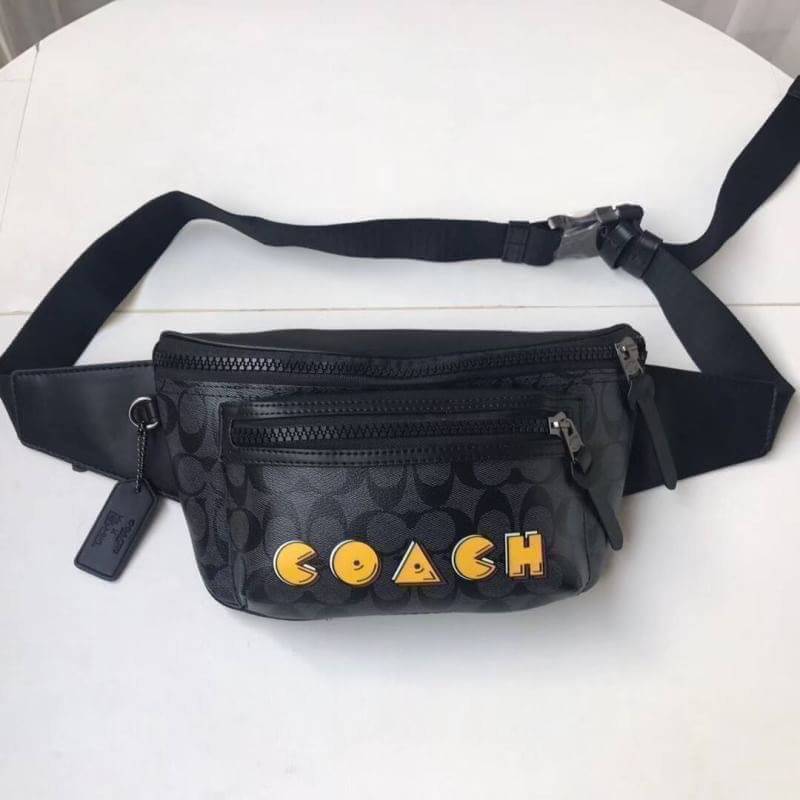 COACH F72924 TERRAIN BELT BAG IN SIGNATURE CANVAS WITH PAC-MAN COACH SCRIPT กระเป๋าคาดอก คาดเอวสุดฮิต รุ่นใหม่ล่าสุด ลายซี signature ดำ/เทา สกรีน COACH สีเหลือง สายปรับได้ ด้านในมีช่องใส่ของได้คะ ใส่ได้ทั้งคุณผู้หญิงและชาย ใส่แล้ว สวย เท่ห์ ดูดีมากๆค่ะ &#
