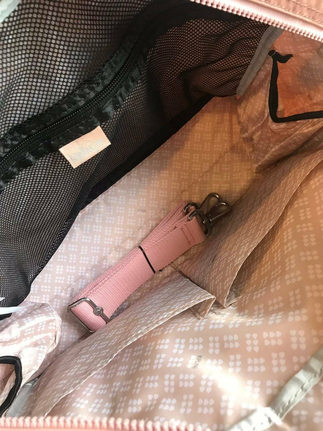 Kipling shoulder bag K08263 NEW BABY BAG L CARDINAL กระเป๋าถือหรือสะพาย วัสดุnulon100%มีช่องใช้งานทั้งด้ายหน้าและด้านหลัง ช่องใหญ่เปิดปิดด้วยซิปคู่ ภายในมีช่องซิปตาข่ายและช่องเล็ก จัดของได้เป็นสัดส่วน มาพร้อมสายสะพายและแผ่นรองเอนกประสงค์ในเซ็ทสุดคุ้มเลยคร