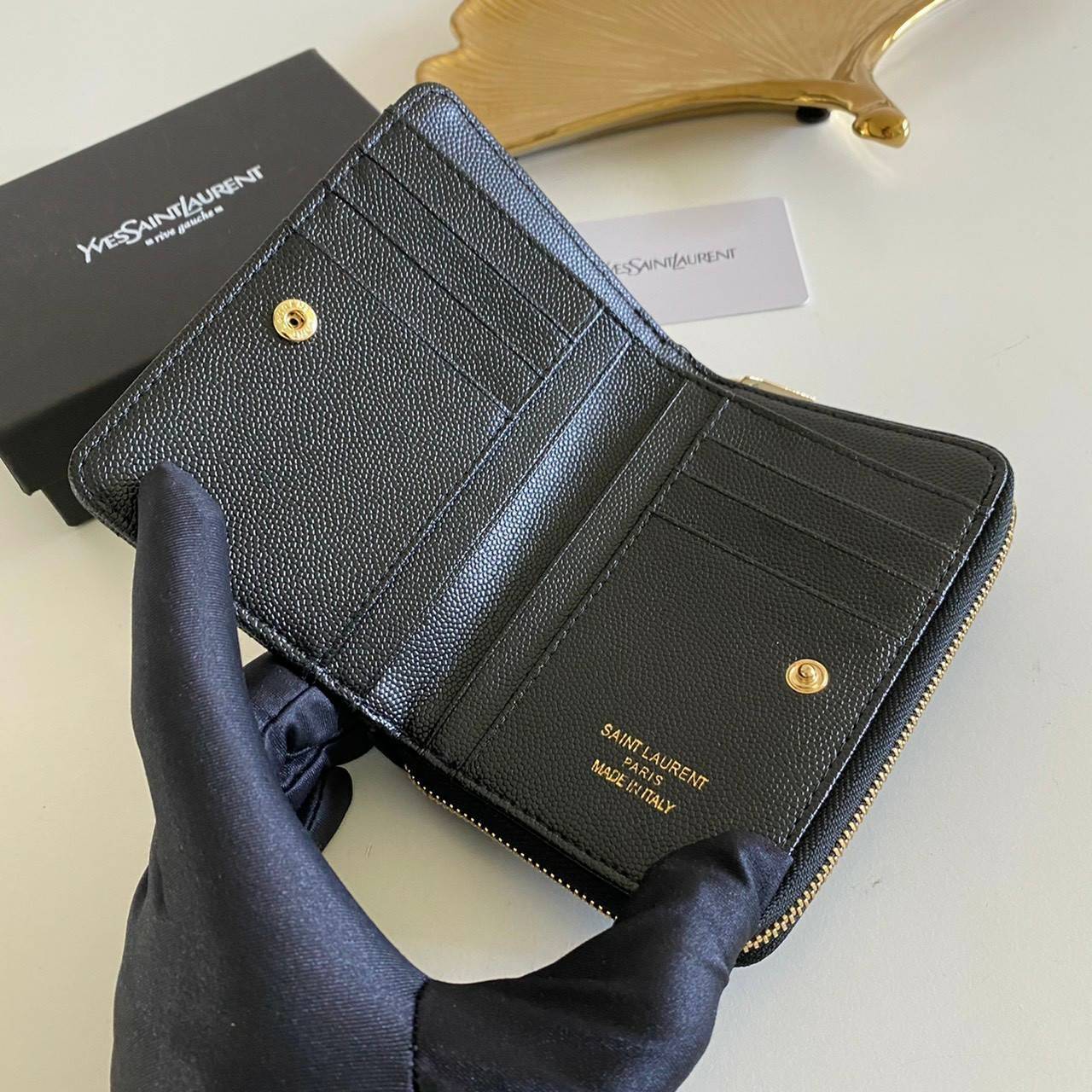 VIP GIFT 】หนังแท้ YSL Saint Laurent monogram compact zip short wallet มาแล้วจร้า ถามหากันเยอะมากๆ กระเป๋าสตางค์ใบสั้นที่ใส่แบงค์ ใส่บัตร ใส่เหรียญได้เยอะสุดๆ มีสองด้านซิปและพับ ใบเดียวครบจบเลย หนังสวยมาก ละเอียดสุดๆ