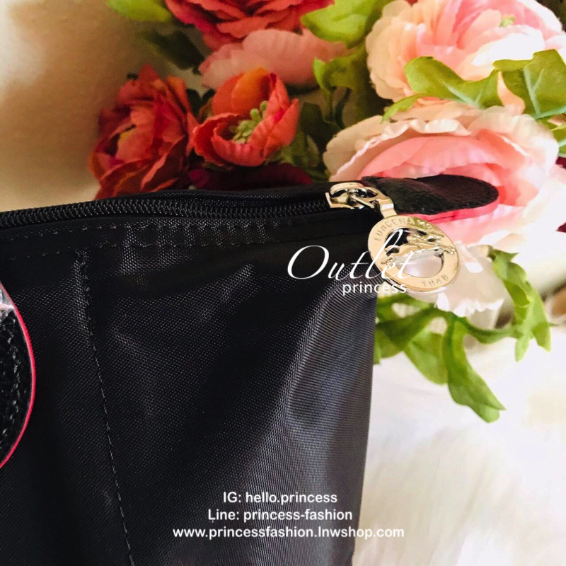 Size : M Longchamp Le Pliage Club Tote Bag กระเป๋าสะพายรุ่นยอดนิยม วัสดุเนื้อผ้า Nylon Canvas เคลือบกันนำ้ ตัดด้วยหนังแท้ น้ำหนักเบา ดีไซน์เรียบง่ายแต่เต็มไปด้วยความคลาสสิก เป็นที่ชื่นชอบไปทั่วโลก Longchamp ปรับโฉม LE PLIAGE ด้วยการปักลายรูปม้า-ตราสัญลักษ