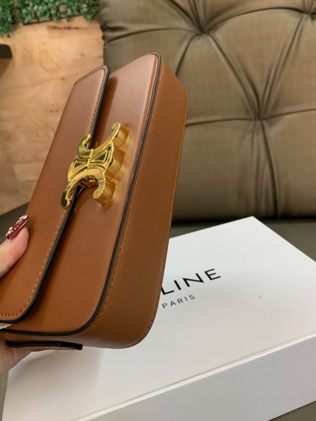 CELINE TRIOMPHE SHOULDER BAG VIP GIFT WITH PURCHASE-GWP พรีเมี่ยมกิ๊ฟ Limited Edition จาก CELINE PERFUME DUTY FREE COUNTER วัสดุหนังแกะสังเคราะห์เรียบ ดีไซน์ยอดนิยมสไตล์สาว LISA ทรงเหลี่ยมสวยหรูอยู่ทรง