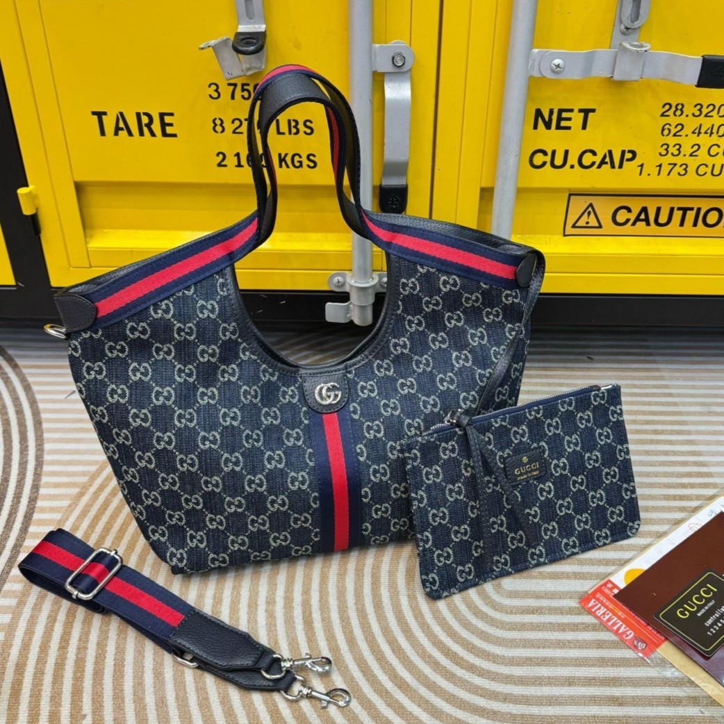 Gucci Giglio Denim Tote Bag กระเป๋าทรงสะพายทรงโท้ทเดนิม ดีไซน์ใหม่ล่าสุด สวยหรู่เท่มาก มาพร้อมใบเล็กเข้าเซ็ท พร้อมสายสะพายยาวเขียวแดงเป็นเอกลักษณ์ ภายในโล่งกว้าง จุของได้เยอะจุใจ ใบจริงสวยน่าใช้มาก สาวๆ ติดแกรมควรมีค่า