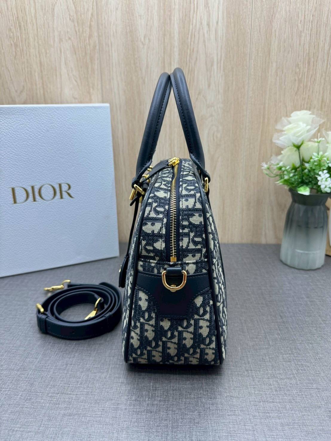 ORI หนังแท้ | DIOR Large D-Vibe Bowling Bag กระเป๋าทรงหมอนดีไซน์โบว์ลิ่งใบใหญ่ ทันสมัยใช้งานง่ายจุของได้เยอะ สวยสง่างามเป็นเอกลักษณ์