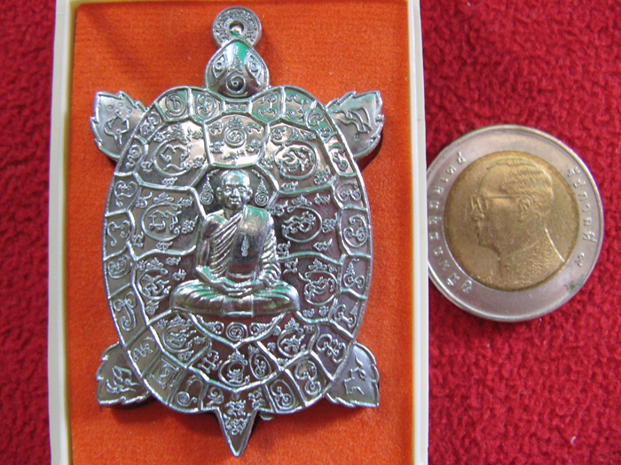 สินค้าหมดค่ะ เหรียญพญาเต่าเรือน หลวงพ่อสนั่น รุ่นนาสังสิโมโพธิสัตโตฯ เนื้อตะกั่ว หลังเรียบจารมือ ฝังตะกรุดทองคำ วัดกลางราชครูธาราม พร้อมกล่องเดิมค่ะ