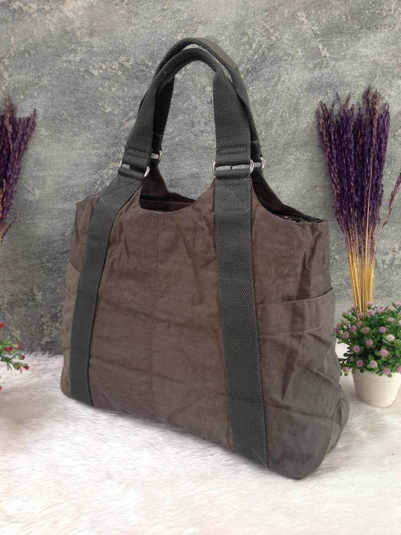 Kipling รุ่น Cicele กระเป๋าสะพายไหล่ใบใหญ่ สวยน่ารัก ตัวกระเป๋าด้านในเป็นช่องโล่งแบบปิดเปิดด้วยซิป มีช่องซิปด้านใน ด้านข้างกระเป๋า มี 2 ช่อง ปิดเปิด ด้วยเทป พร้อมที่ใส่โทรศัพท์ ปากกา และ MP 3 ในส่วนด้านใน และ ด้านข้างกระเป๋า ซ้าย-ขวา เป็นช่องขนาดเล็กสำหรั