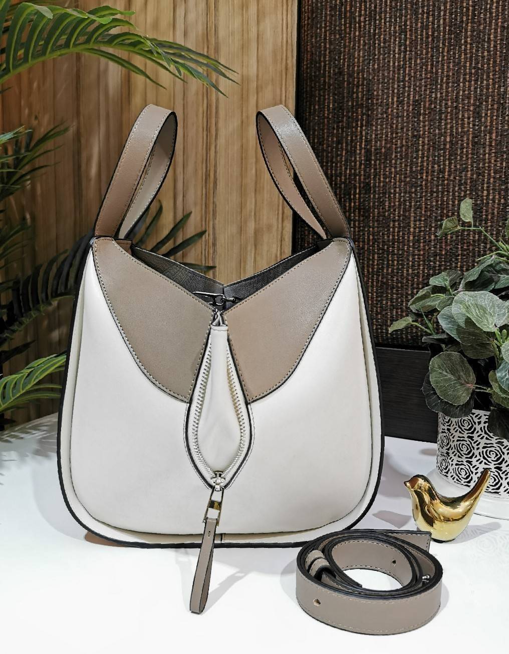 LOEWE HANDLE & SHOULDER BAG GIFT WITH PURCHASE GWP รุ่น Rare items สุดๆวัสดุหนังแท้ Calfskin หนังสวยดีไซน์มีเอกลักษณ์ ใบใหญ่กำลังดี น้ำหนักเบา สามารถปรับได้หลายทรง ด้านข้างมีซิปปรับขยายได้ ภายในโล่งกว้าง ใส่กระเป๋าสตางค์ กล้อง มือถือ ของใช้ได้เยอะ หูหิ้วห