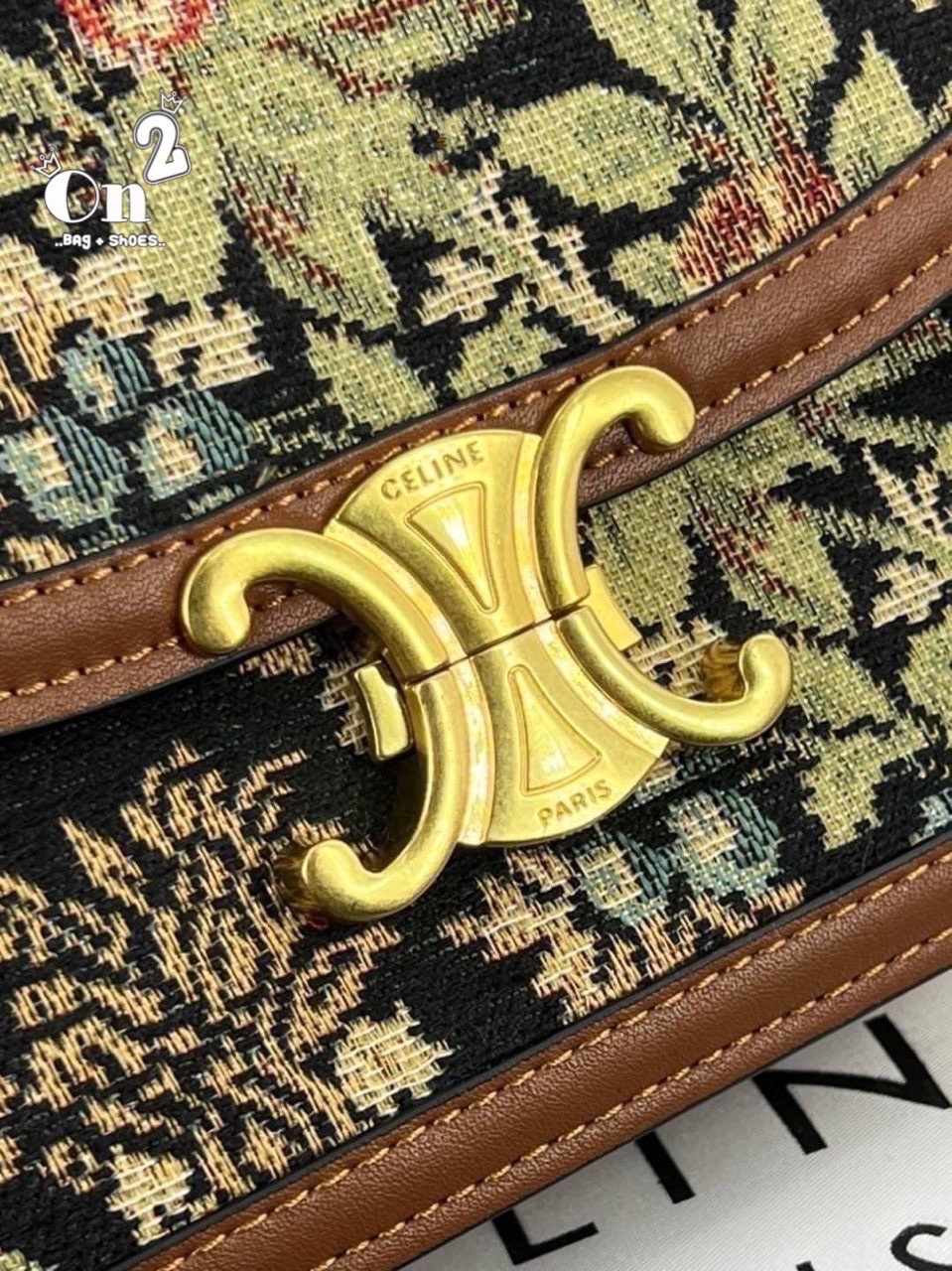 CELINE TRIOMPHE CROSSBODY BAG วัสดุ TRIOMPHE CANVAS & LEATHER ทรงเหลี่ยมหนังสวยหรูอยู่ทรงเปิดปิดด้วยฝาปิดโลโก้แบรนด์อะไหล่ทอง งานปั้มทุกจุดคอมพลีทได้ทุกลุค จะ Formal แบบทางการ หรือจะ Everyday look แฮงค์เอาท์กับเพื่อนสาวได้สบายชิวๆ ไม่มีไม่ได้แล้ว ช๊อปด่วน