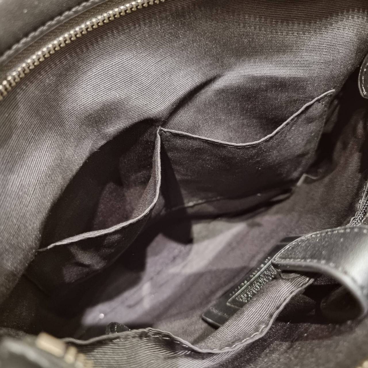 COACH F26068 CHARLES CROSSBODY IN SIGNATURE CANVAS WITH VARSITY STRIPE อีกหนึ่งรุ่นสุดฮิตเอาใจหนุ่มๆ กับดีไซน์แถบสีโดดเด่น กระเป๋าสะพายข้างทรงคลาสสิค ขายดี ไอเท็มทีเด็ด วัสดุหนังแคนวาสเคลือบลายสลับหนังแท้ เปิด-ปิดด้วยซิป และมีช่องแยกแบ่งสัดส่วนด้านหน้ากระ