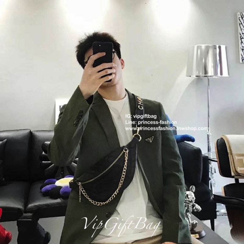 รุ่นใหม่ส่งท้ายปีกับ CHANEL CAVIER WAIST BAG งาน VIP GIFTจากเคาเตอร์้แบรนด์ดังระดับโลก ทรงคาดอกสุดหรู หนังคาเวียร์เต็มใบ อะไหล่ทอง เปิดปิดด้วยซิปสีทอง ด้านในใส่ขอฃจุกจิก กระเป๋าสตางค์แบบสั้นและโทรศัพท์ได้ทุกรุ่นค่ะ มาพร้อมสายสะพายแบบสายโซ่ทองและสายคาดแบบห
