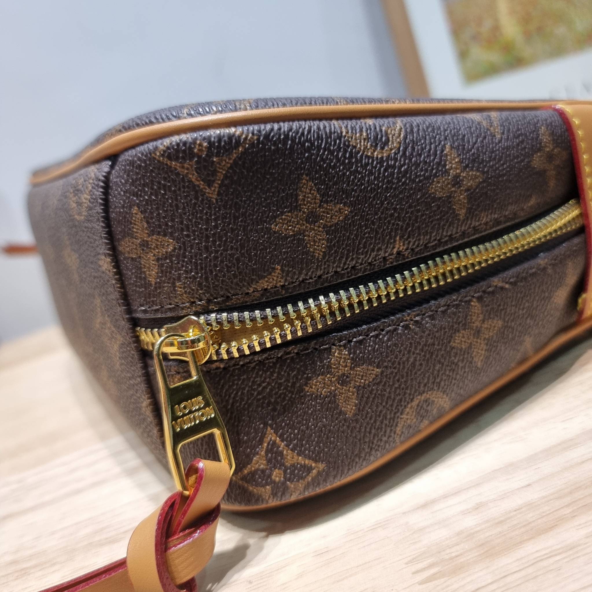 LV INVENTEUR MONOGRAM BAG รุ่นหายากสุดคลาสสิค กับกระเป๋าสะพายข้างดีไซน์วินเทจ ย้อนยุค มีดีเทลความหรูด้วยแผ่นเพลทสีทอง สายสะพายในตัวใช้งานได้คล่องตัว