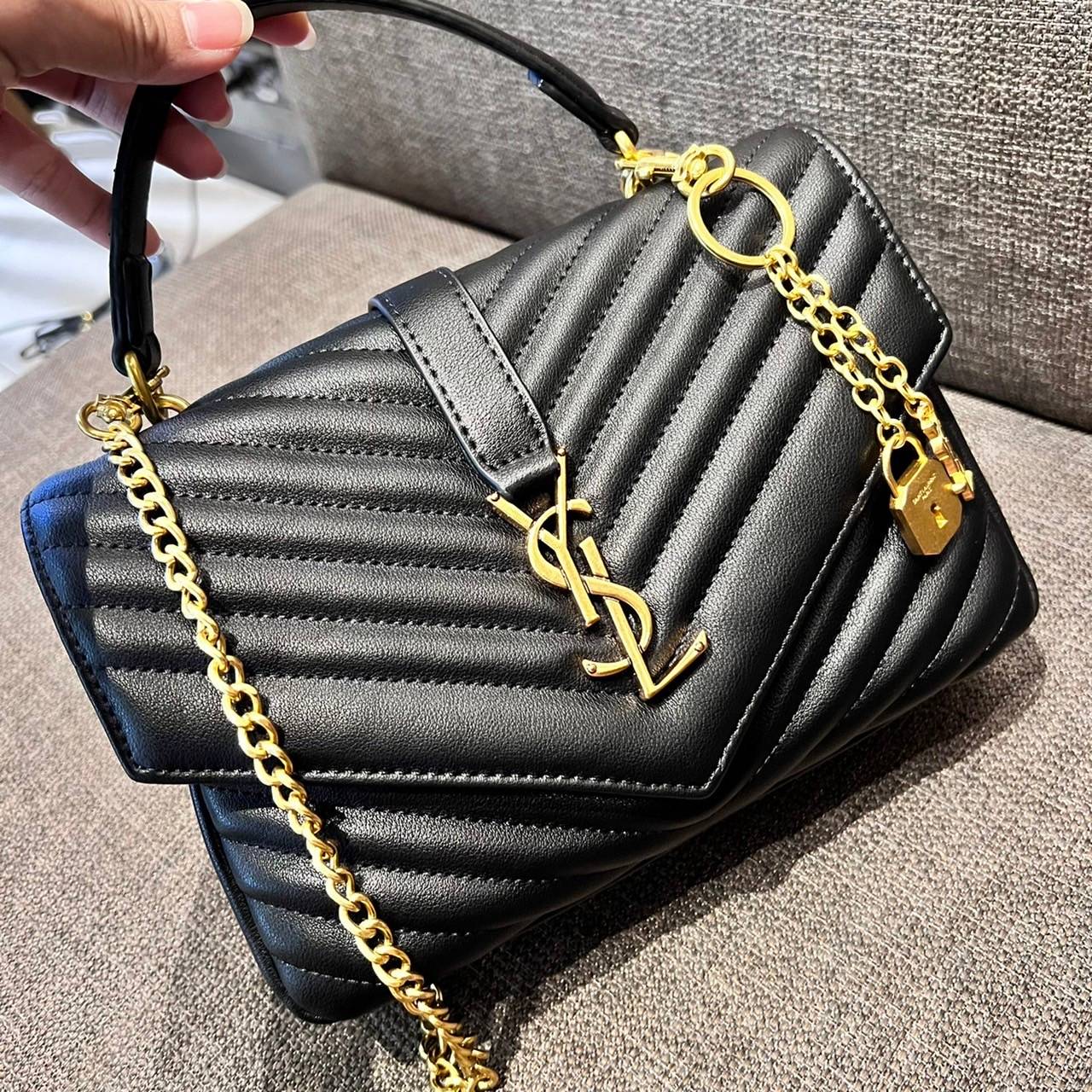 Yves Saint laurent crossbody boutique vip bag กระเป๋าสะพายไหล่ ดีไซน์ทรงสวยหรู พิเศษ แถมฟรี พวงกุญแจห้อยอะไหล่สีทอง ดูแพงไปหมดจริงๆไอเท็มนี้ วัสดุหนังสังเคราะห์ เปิด-ปิดด้วยกระดุมแม่เหล็ก ภายในโล่งกว้าง มาพร้อมหูจับในตัว และสายสะพายครอสบอดี้ที่สามารถถอดออ