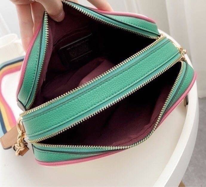 Coach Leather Jes Crossbody in Colorblock ((72704)) กระเป๋าสะพายข้าง//ครอสบอดี้ร์ วัสดุหนังแท้ หนังนิ่มสวยงาม มากๆค่ะ ด้านหน้ามีโลโก้แบรนด์เด่นชัดสะดุดตา ช่องหลักแบ่งเป็น2ซิป แต่ละช่องกว้าง ใส่กระเป๋าเงินใบยาวได้ ของอื่นๆได้จุค่ะ มีช่องเล็กให้ใส่ของจุกจิก