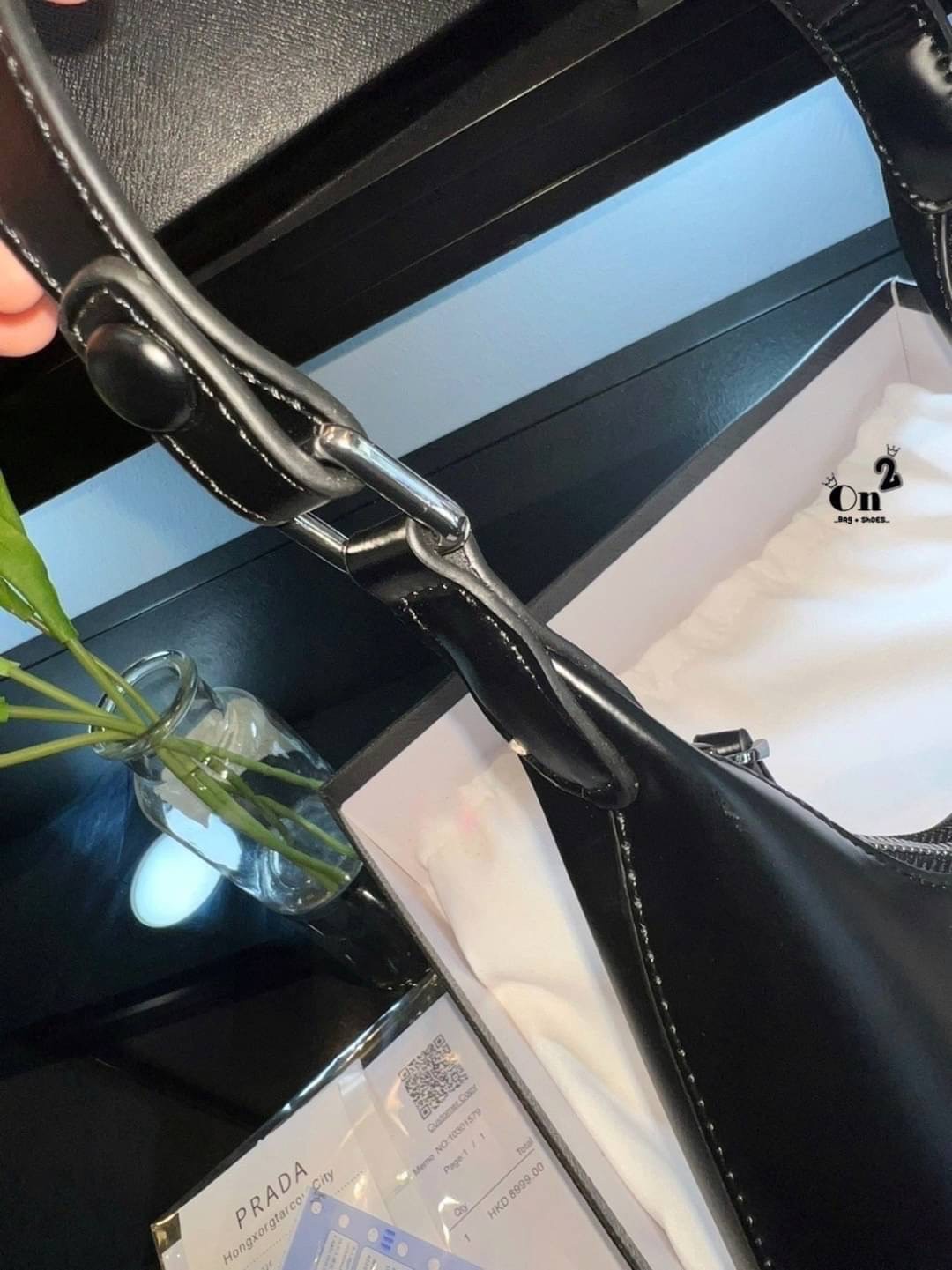 PRADA LEATHER HANDBAG กระเป๋าสะพายไหล่ดีไซน์เก๋และมาแรงมาก สาวๆติดแกลมต้องไม่พลาด สวยดูแพง หนังเงาหรูหรา