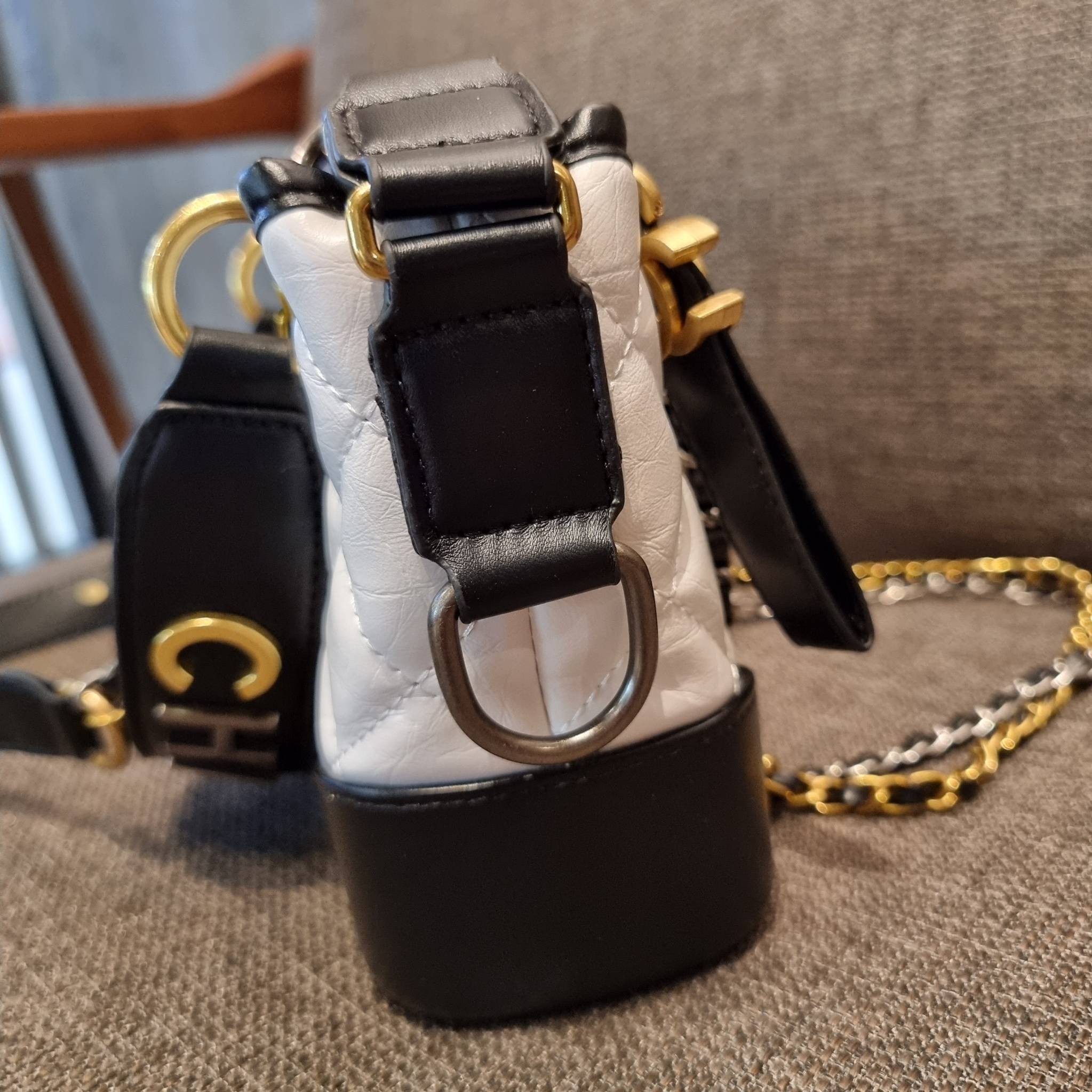 8" CHANEL SHOULDER BAG / CHANEL GABRIELLE HOBO BAG ไซส์คลาสสิค กระเป๋าสะพายข้าง/ไหล่ หนังสังเคราะห์ นิ่ม หรู มาพร้อมพวงกุญแจสัญลักษณ์แบรนด์ พิเศษ!! สายคล้อง jumbo font เพิ่มดีเทลความแพง อะไหล่พร้อมโซ่สะพายสีทองสลับสีเงินรมดำ สามารถสะพาย crossbody หรื