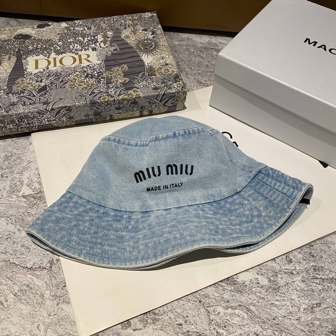 MIU MIU Denim Logo Bucket Hat / MIU MIU Bucket Hat "ของมันต้องมี" หมวกงานคุณภาพที่สุด เกรดท็อปออริ เดนิมสุดคลาสสิก ใช้งานต่างประเทศได้ พร้อมส่งแน่นๆ สั่งแจกเป็นของขวัญ หรือซื้อเก็บไว้ใช้เองรับรองเลิศจ้า!!