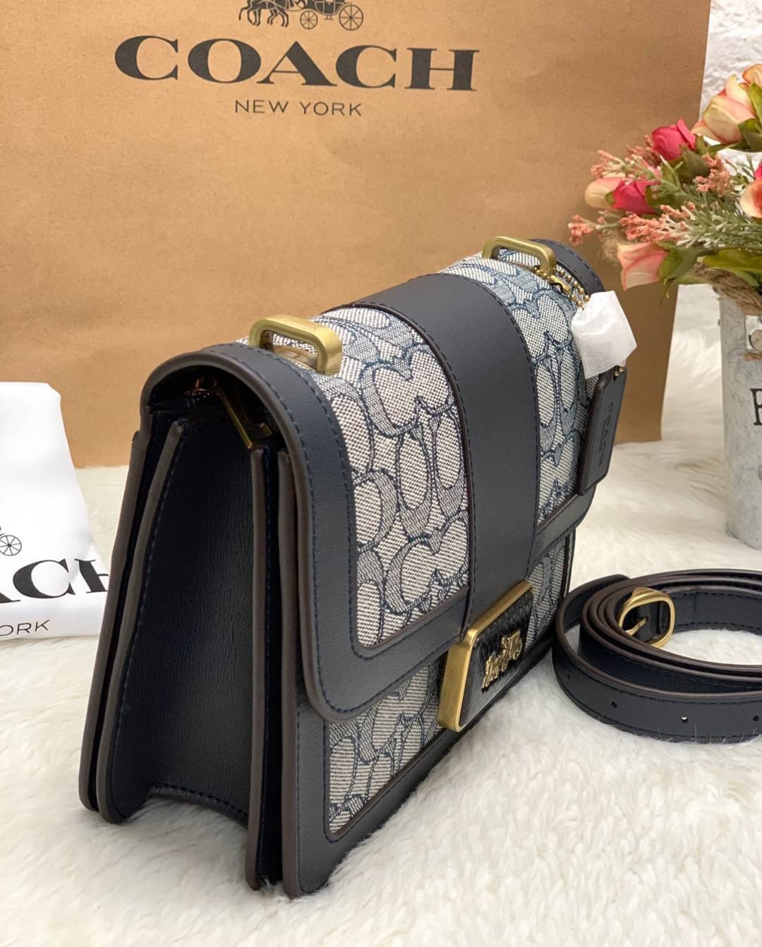 COACH ALIE SHOULDER BAG IN SIGNATURE JACQUARD WITH SNAKESKIN DETAIL ((4615)) 🔺ยังไม่เข้าไทยค่ะ ได้ไปไม่ผิดหวังแน่นอนค่ะ! พร้อมส่ง! กระเป๋าสะพายข้างหรือสามารถทบสายกันเพื่อคล้องไหล่ได้ค่ะ วัสดุ Jacquard+หนังแท้ หนังนิ่มสวยงามมากๆค่ะ ด้านหน้าเป็นแผ่น