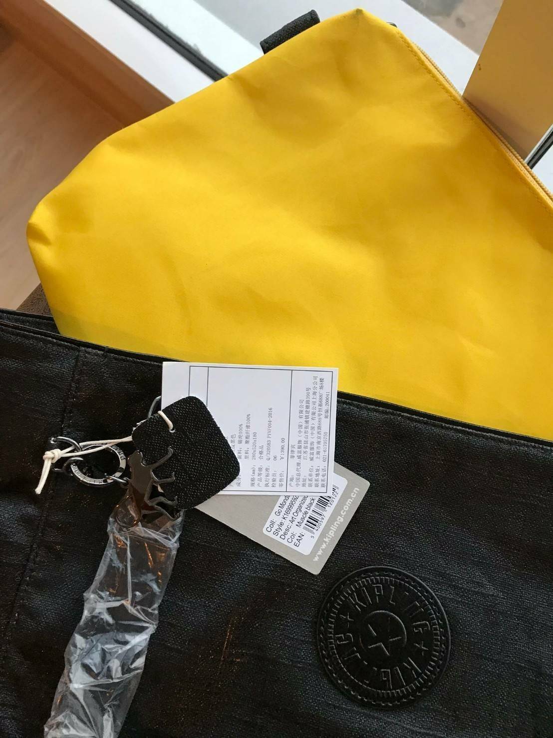 KIPLING ART ORGANIZED SHOPPING BAG ใหม่ล่าสุดกับคอลเลคชั่น Go Monday วัสดุ Cotton+Viscose ด้วยการใช้งานที่ง่ายเปิดปิดด้วยกระดุมแม่เหล็ก ภายใน ภายในมีช่องแยกตามการใช้งาน มีใบเล็กพ่วงเข้ากับกระเป๋า สามารถถอดแยกใช้งานได้ด้วยกระดุมสองฝั่ง สามารถถือสะพายช้อปปิ