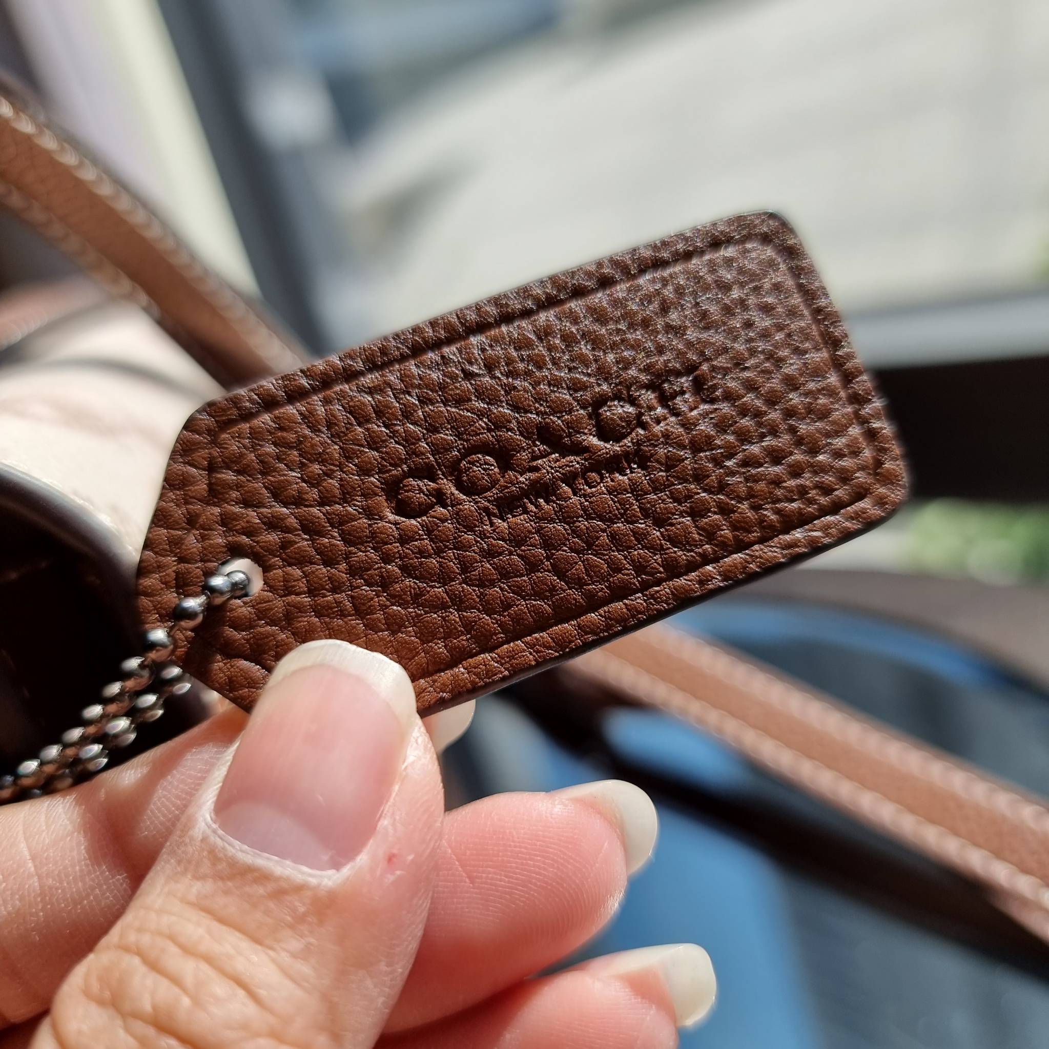 OUTLET 】COACH 88343 CAMILLE CROSSBODY WITH HORSE AND CARRIAGE PRINT AND ARCHIVE PATCH คอลเลคชั่นหายาก ที่สาวๆตั้งตารอ!! ด้วยดีไซน์ลุคผู้ดี ตกแต่งลวดลายออกมาดูโดดเด่น กับกระเป๋าสะพายที่ปรับใช้ได้หลายหลายสไตล์ สะพายไหล่สายคู่ สะพายข้างสายเดี่ยว หรือจะเอาสาย