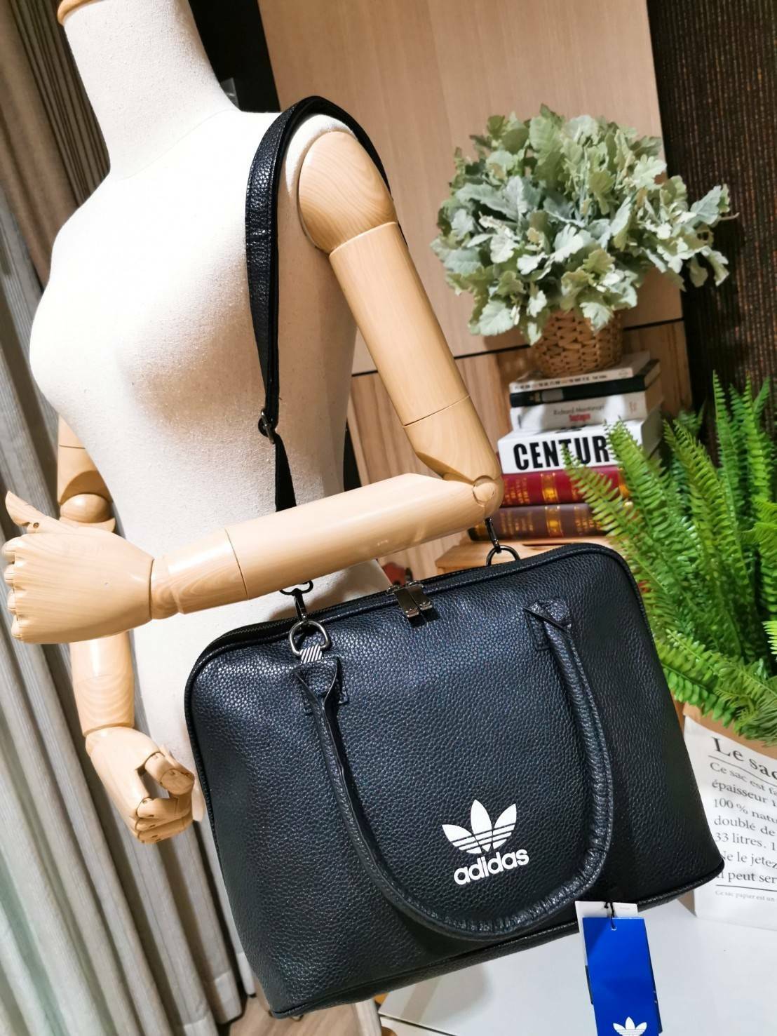 ADIDAS HANDLE BAG กระเป๋าถือเเละสะพายทรงโดม วัสดุนิ่มหนังสวยอยู่ทรงด้านหน้ามีโล้โก้แบรนด์ เปิดปิดด้วยซิปสะดวกใช้ หัวซิปแบรนด์ ขนาดใหญ่กำลังดี จุได้เยอะ น้ำหนักเบา ภายในมีโลโก้มีช่องซิปใส่ของ หูจับถนัดมือ พร้อมสายสะพายถอดได้เลื่อนปรับได้ Crossbody ได้ ไอเท